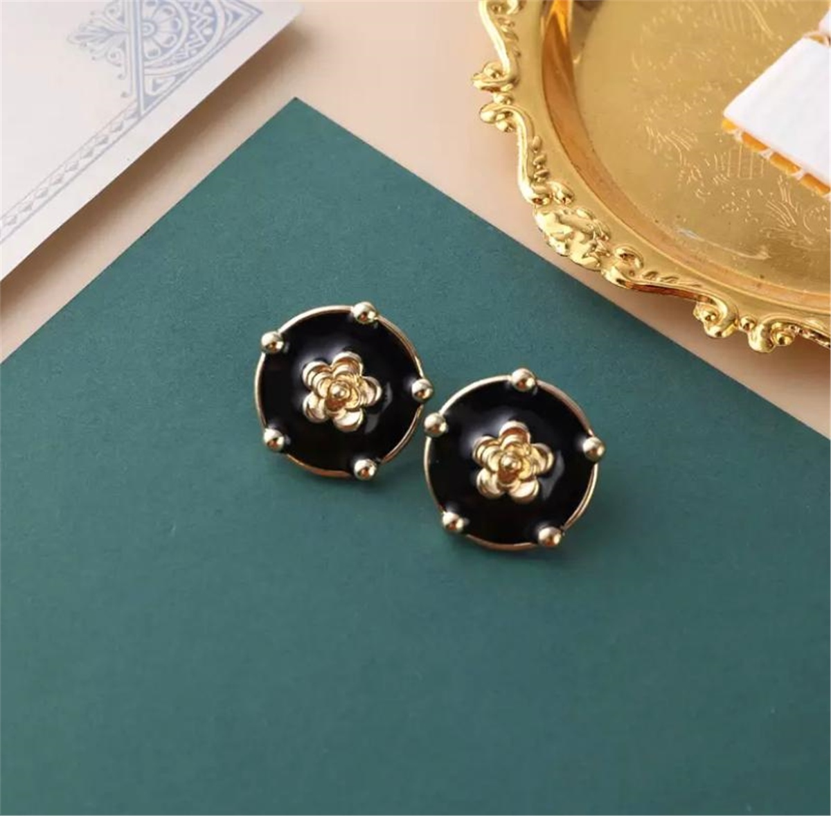 Siyah İçi Gold Çiçekli Vintage Küpe