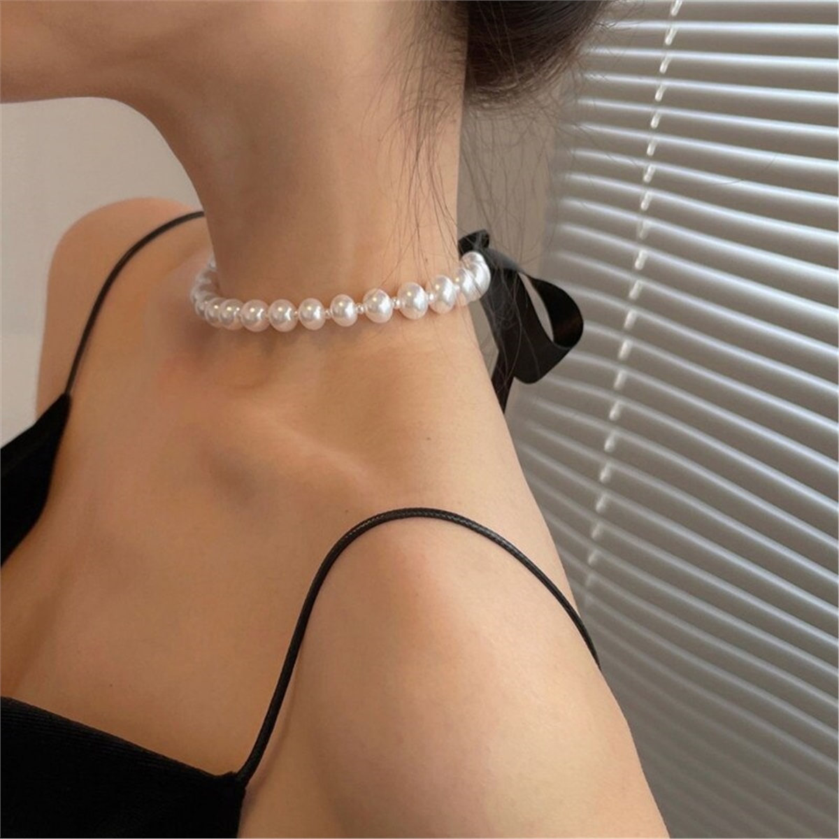 Siyah Kurdeleli İncili Choker Kolye