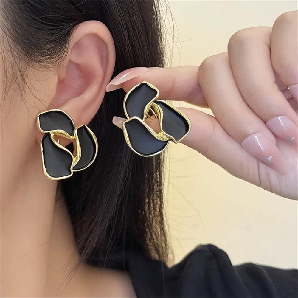 Siyah Mineli Gold Çerçeveli Yaprak Küpe