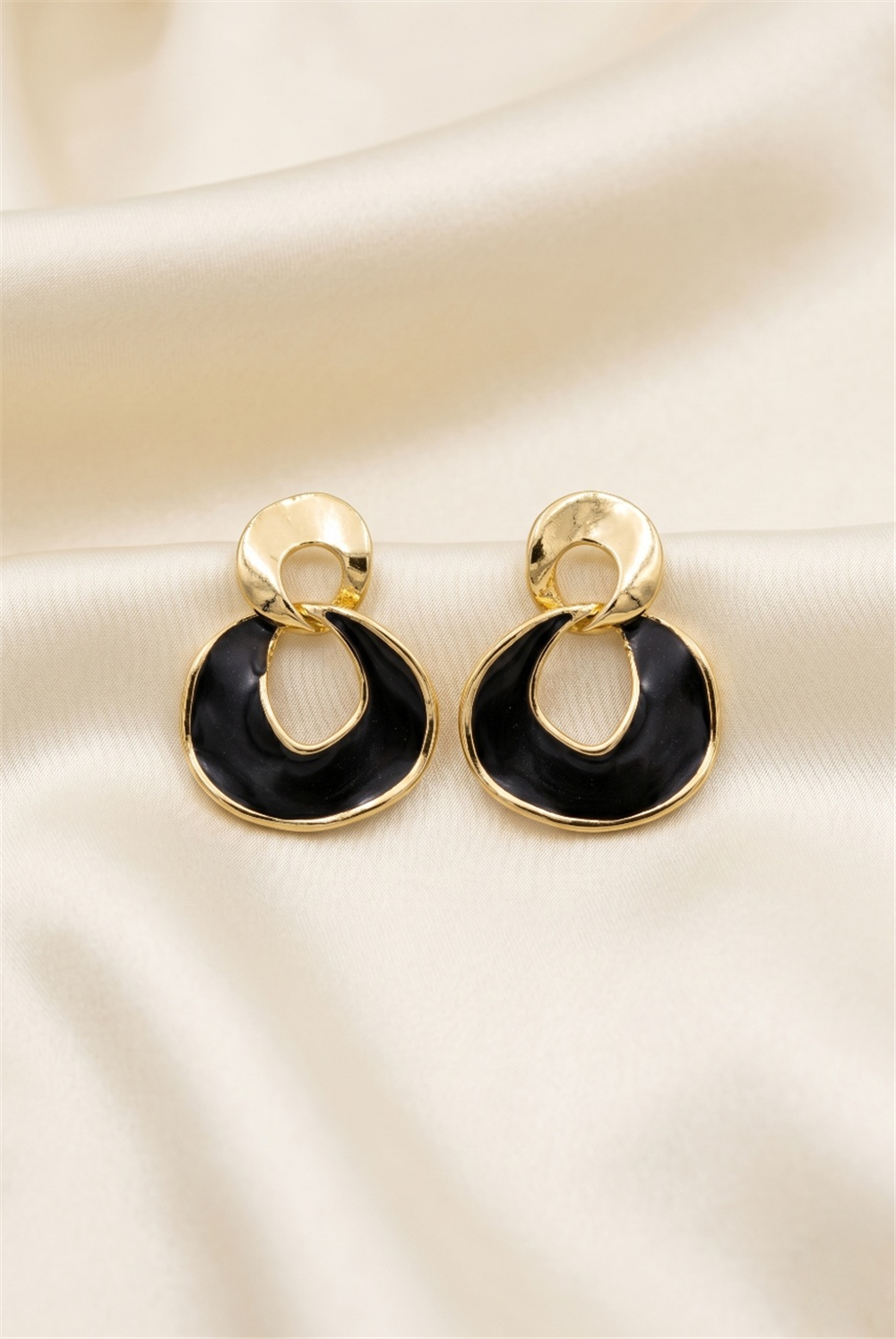 Siyah Mineli Gold Rengi Düğüm Formlu Geometrik Şık Küpe