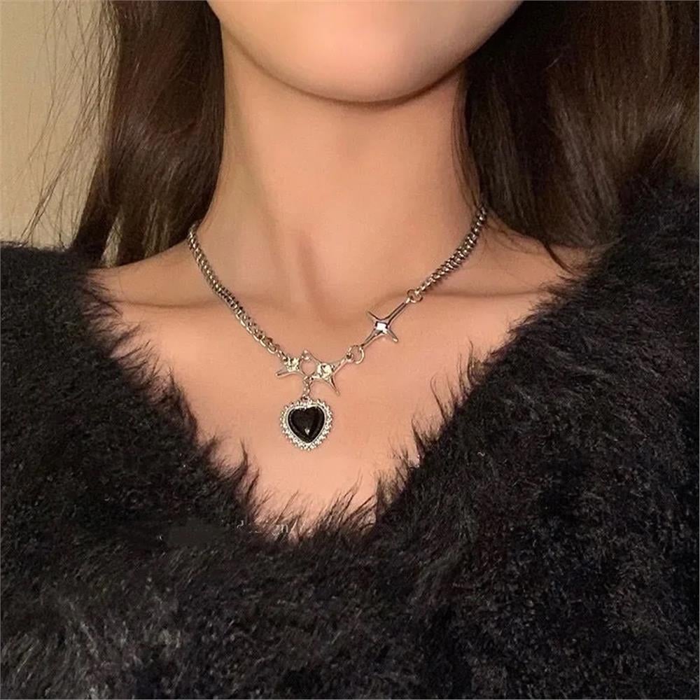 Siyah Taşlı Kalp Silver Kolye