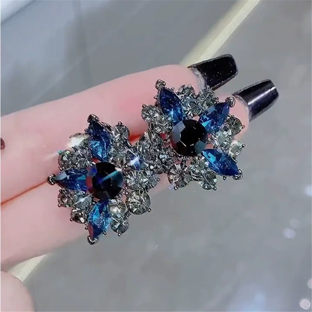 Siyah ve Mavi Kristal Taşlı Çiçek Tasarım Küpe