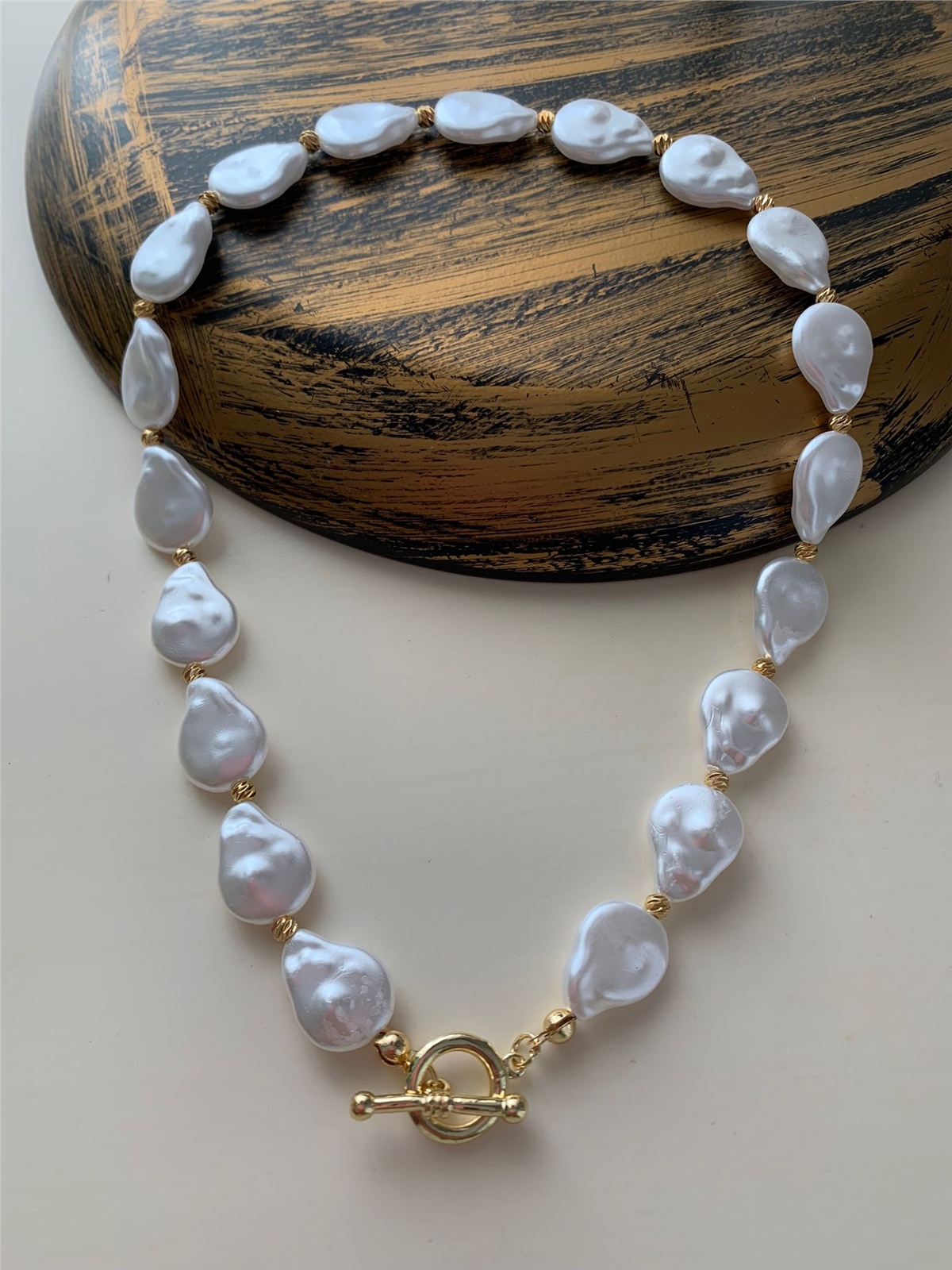 Yassı Barok Şekilli İncili Önden Kapamalı Kolye