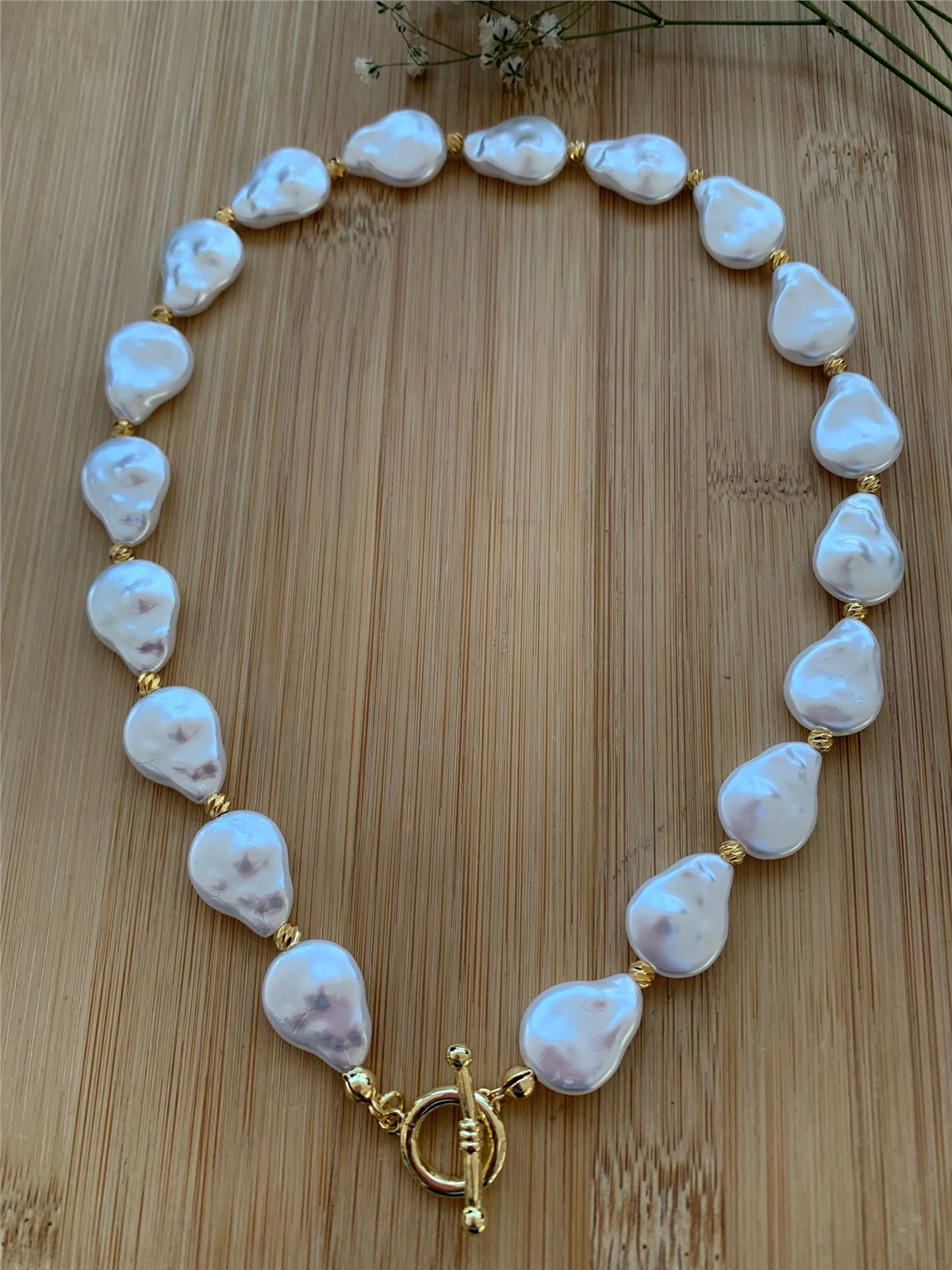 Yassı Barok Şekilli İncili Önden Kapamalı Kolye