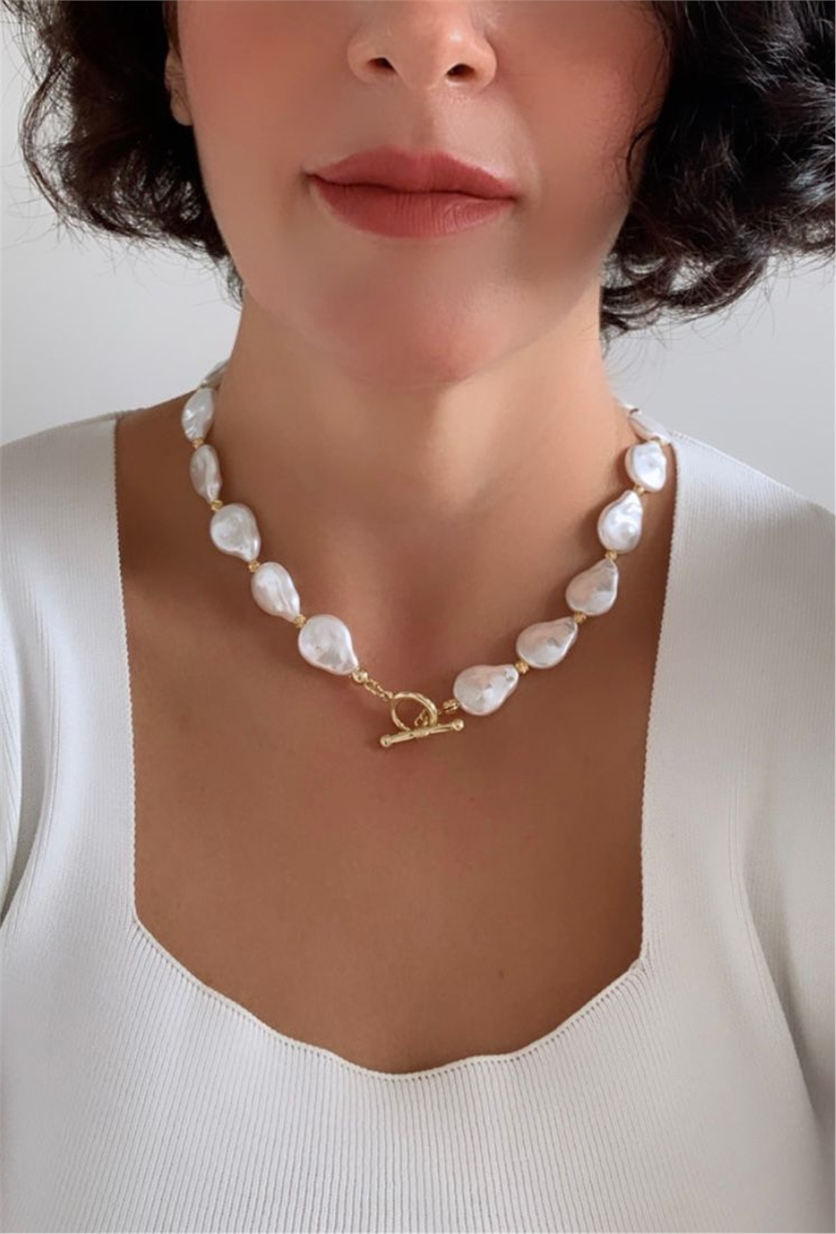 Yassı Barok Şekilli İncili Önden Kapamalı Kolye