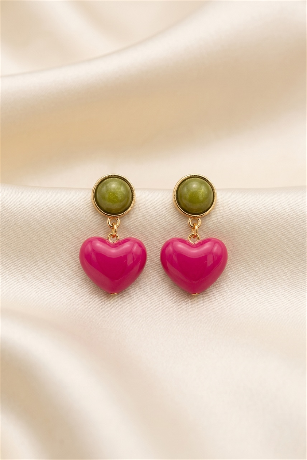 Zeytin Yeşili ve Fuşya Pembe Kalp Figürlü Gold Rengi Sallantılı Küpe