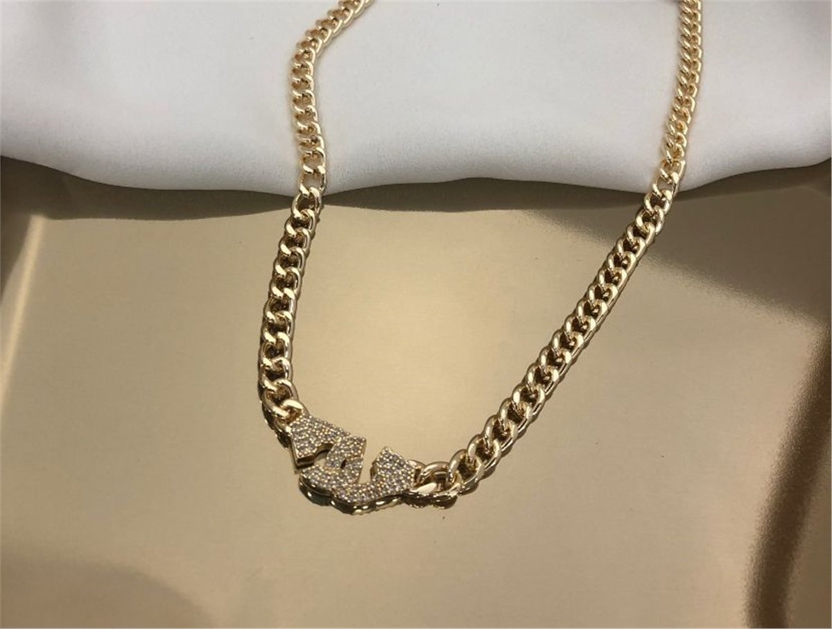 Zirkon Taşlı Kelepçe Figürlü Kalın Figürlü Kolye