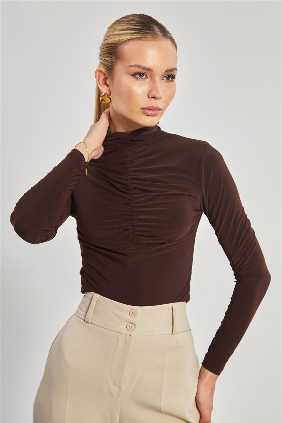 Dik yaka önü büzgülü bluz-13747 Kahve