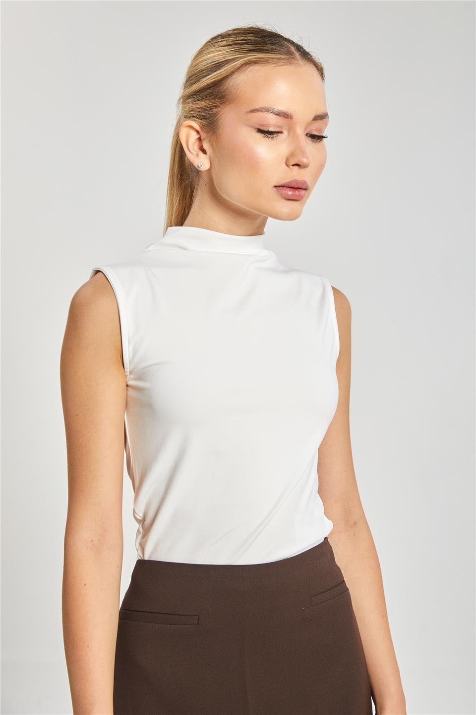 Kadın Dik Yaka Sıfır Kol Body - Ekru