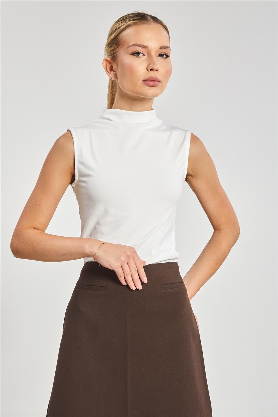 Kadın Dik Yaka Sıfır Kol Body - Ekru