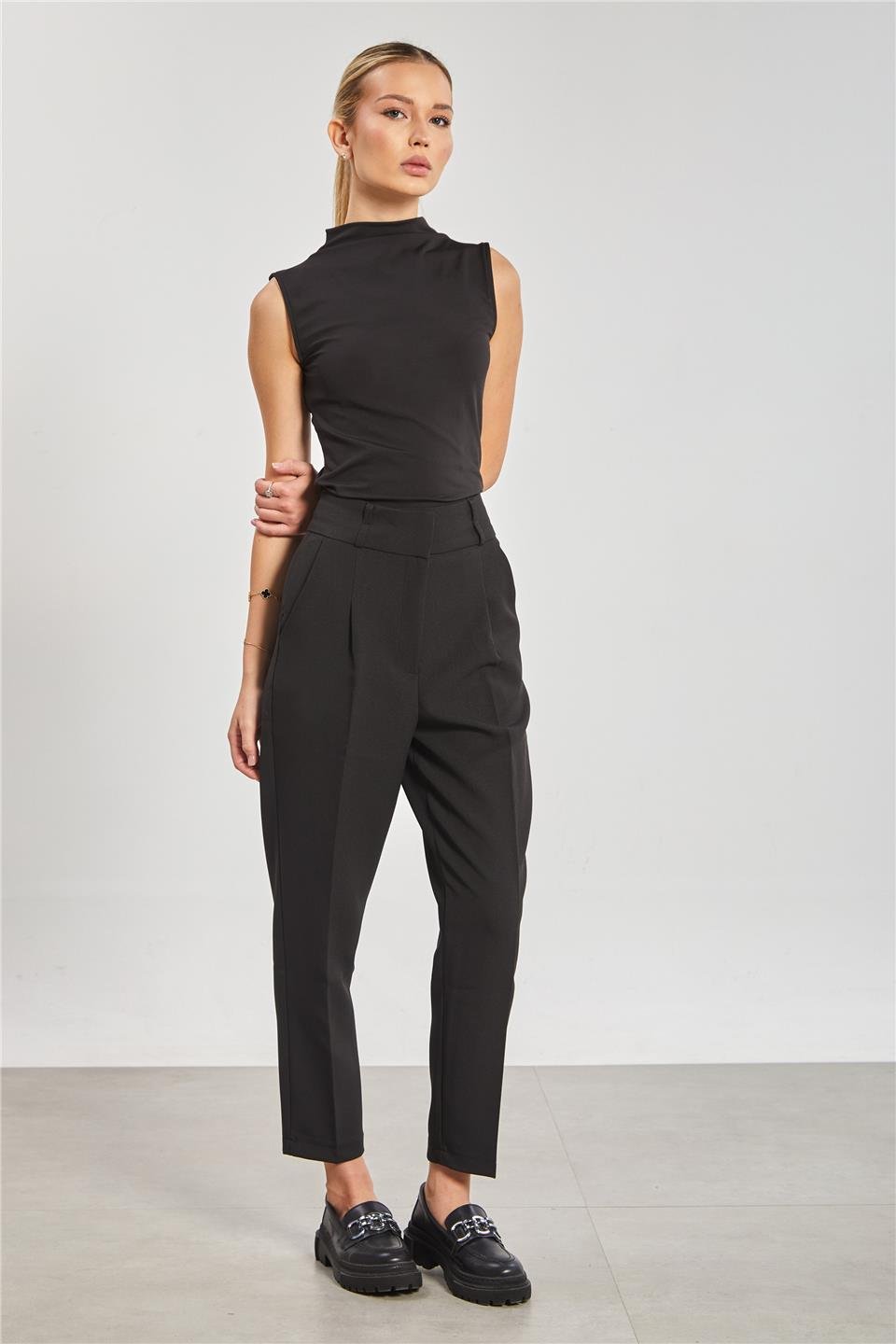 Kadın Dik Yaka Sıfır Kol Body - Siyah