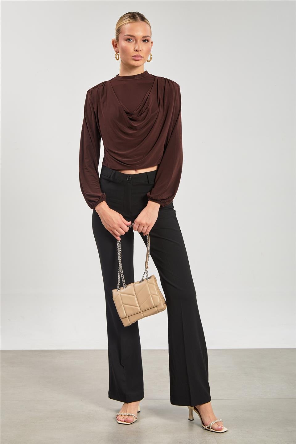 Omuz vatkalı degaje yaka bluz-13660 Kahve