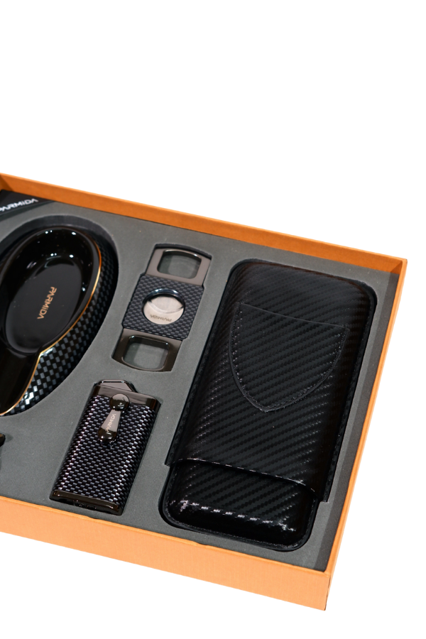 TR8812,Parmida Çakmak Kesici Küllük Kılıf Sehpa Karbon Desenli Beşli Puro Seti