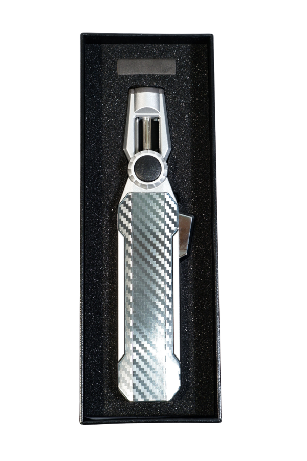 TR9244,Parmida Tek Torch Pürmüz Oynar Başlıklı Karbon Desenli Gümüş Masa Tipi Metal Puro Çakmağı