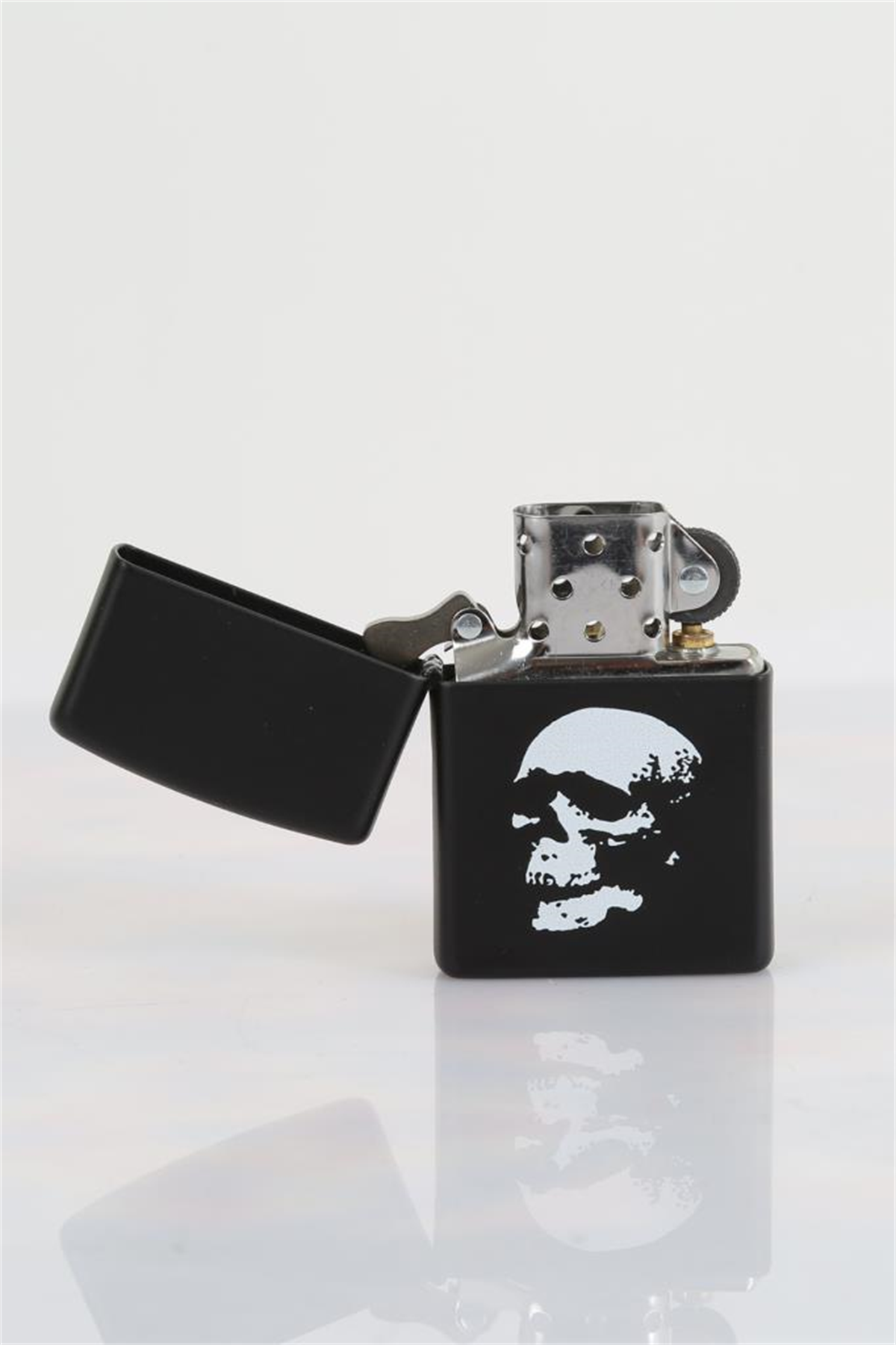 TR5625,Zippo Çakmak Skull