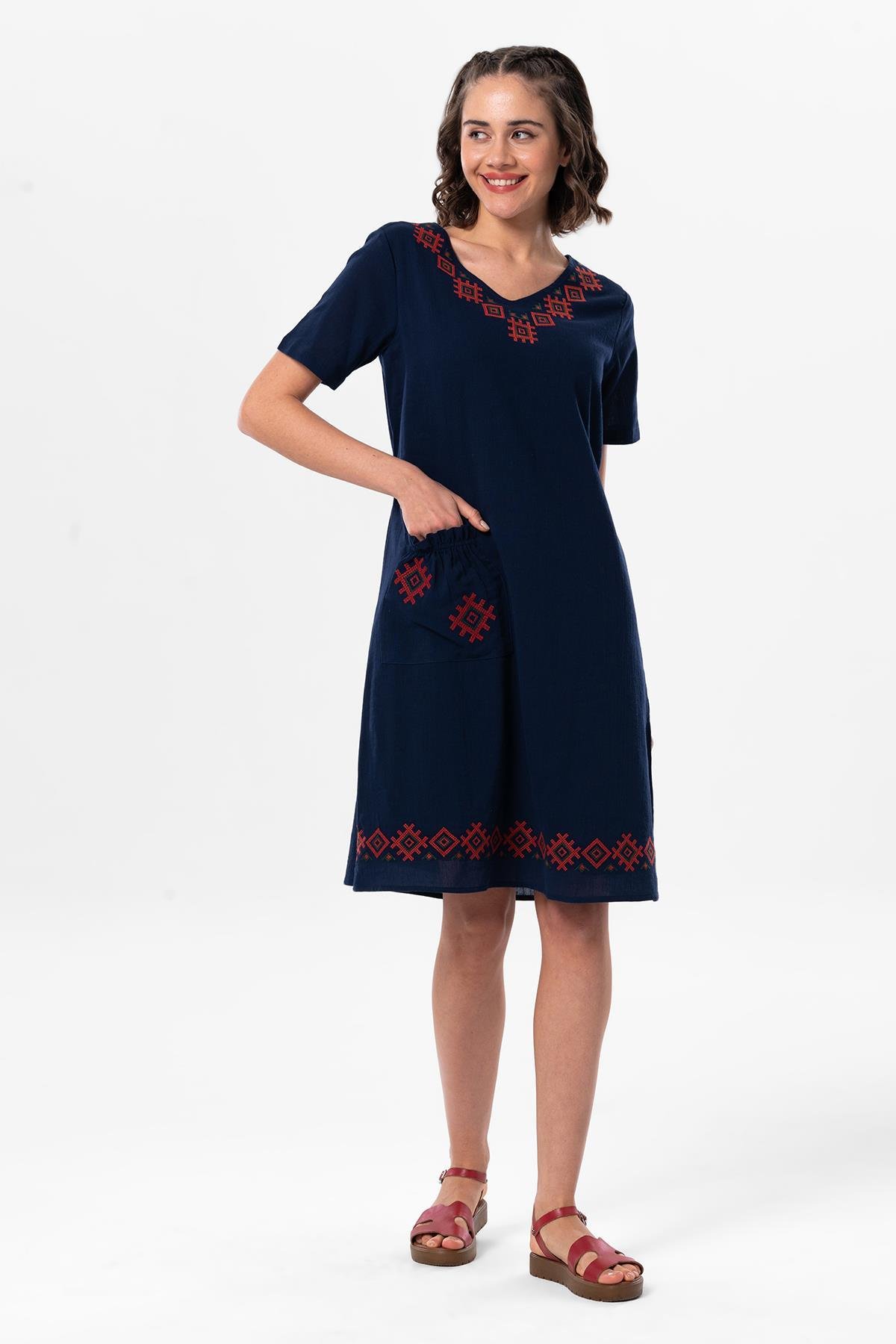 Kolsuz Şile Bezi Kruvaze Yaka Nakışlı Tülin Midi Boy Yazlık Otantik Elbise Lacivert Lcvt