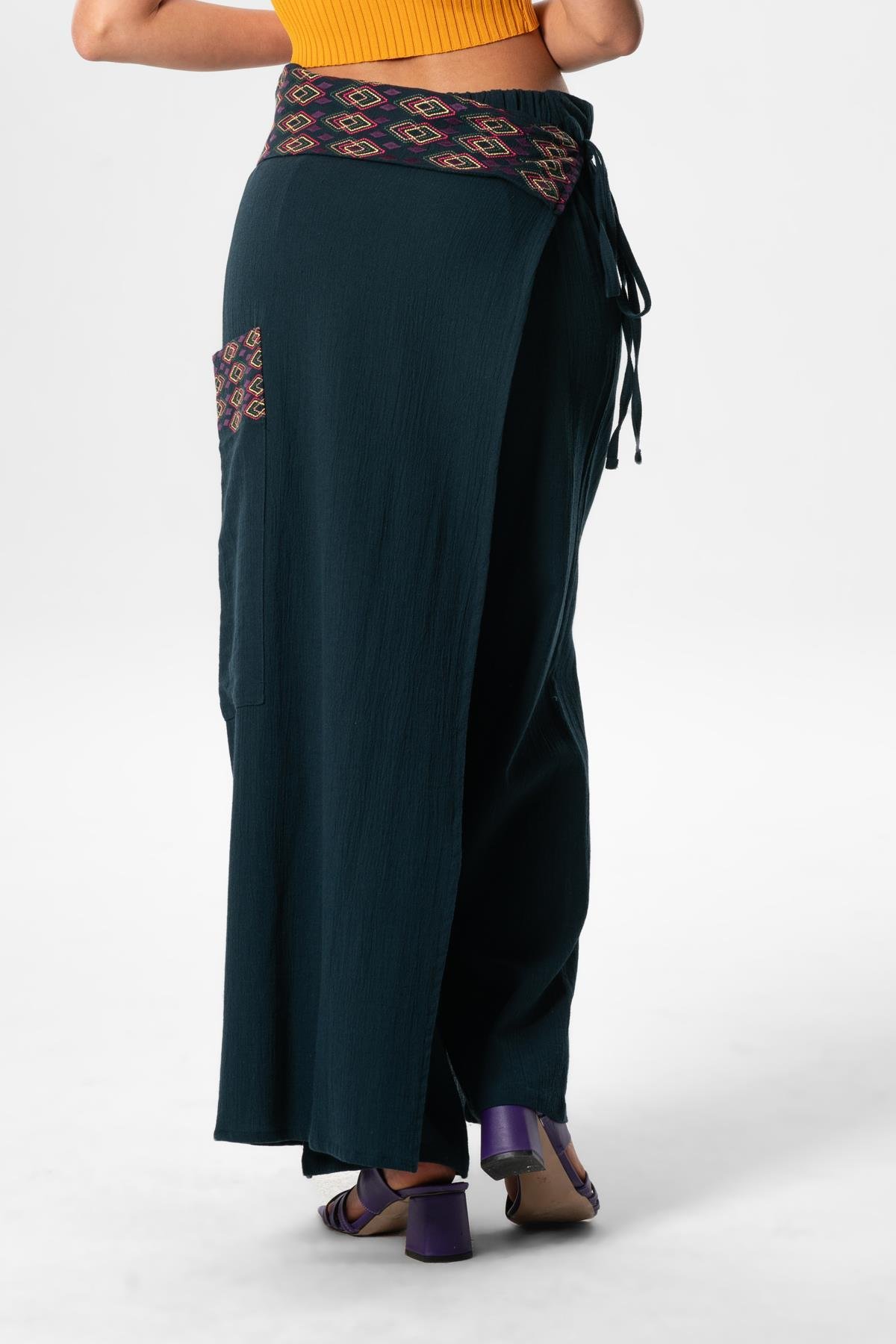 Kumru Şile Bezi Nakışlı Bağlama Detaylı Yazlık Otantik Pantolon Petrol Ptrl