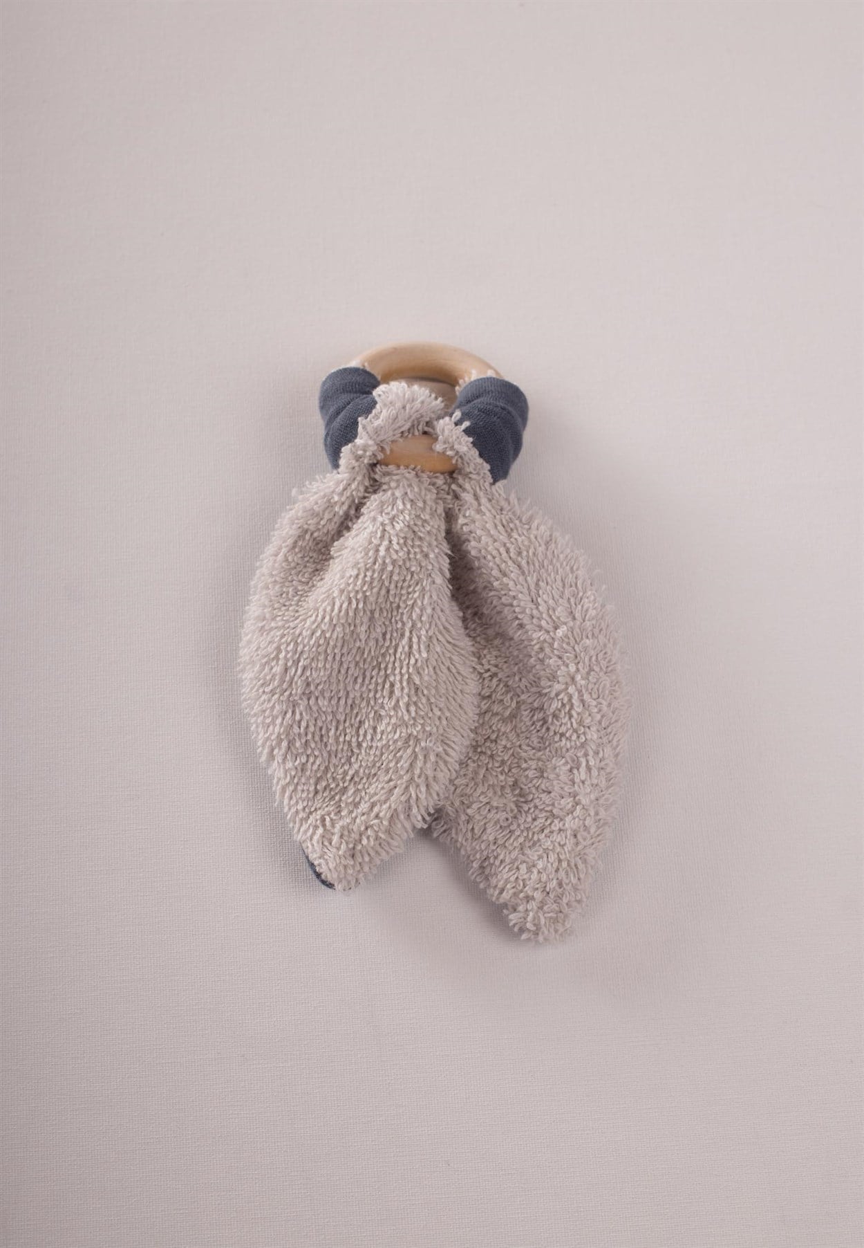 17059 - 5015Ahşap Müslin Bebek Diş Kaşıyıcı FÜME - CigitCigitAhşap Müslin Bebek Diş Kaşıyıcı FÜME