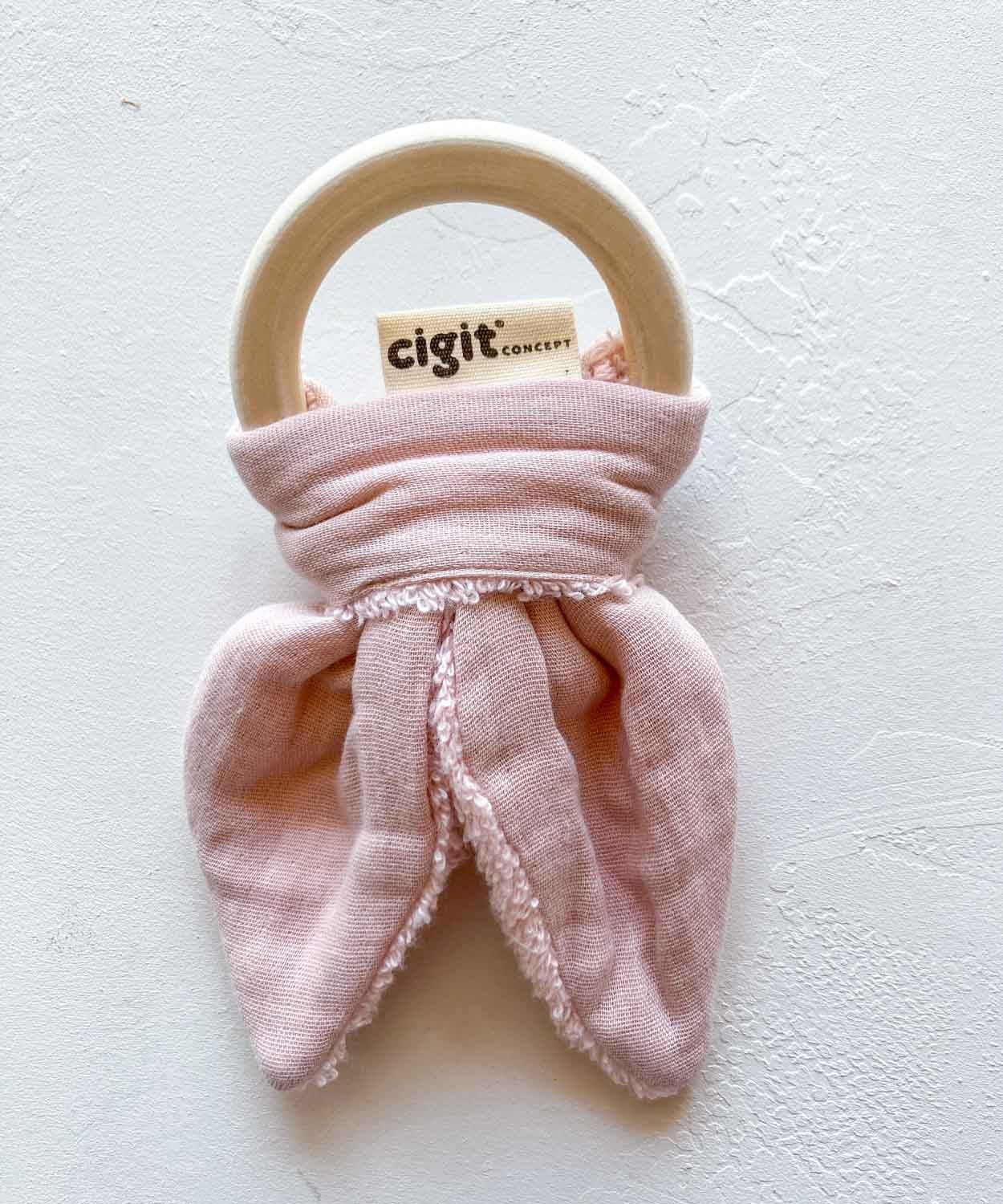 17059 - 04Ahşap Müslin Bebek Diş Kaşıyıcı Pudra Pembe - CigitCigitAhşap Müslin Bebek Diş Kaşıyıcı Pudra Pembe