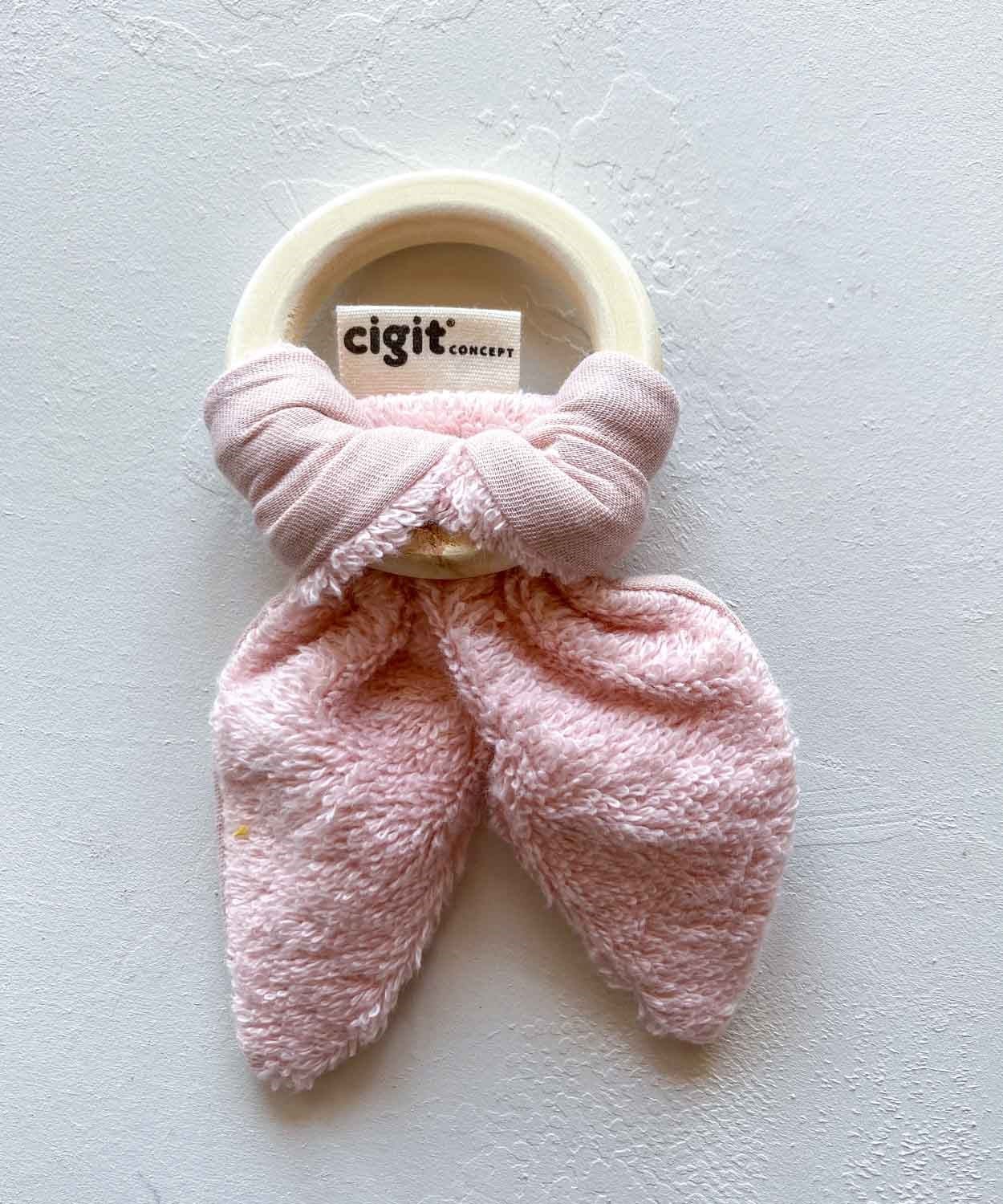 17059 - 04Ahşap Müslin Bebek Diş Kaşıyıcı Pudra Pembe - CigitCigitAhşap Müslin Bebek Diş Kaşıyıcı Pudra Pembe