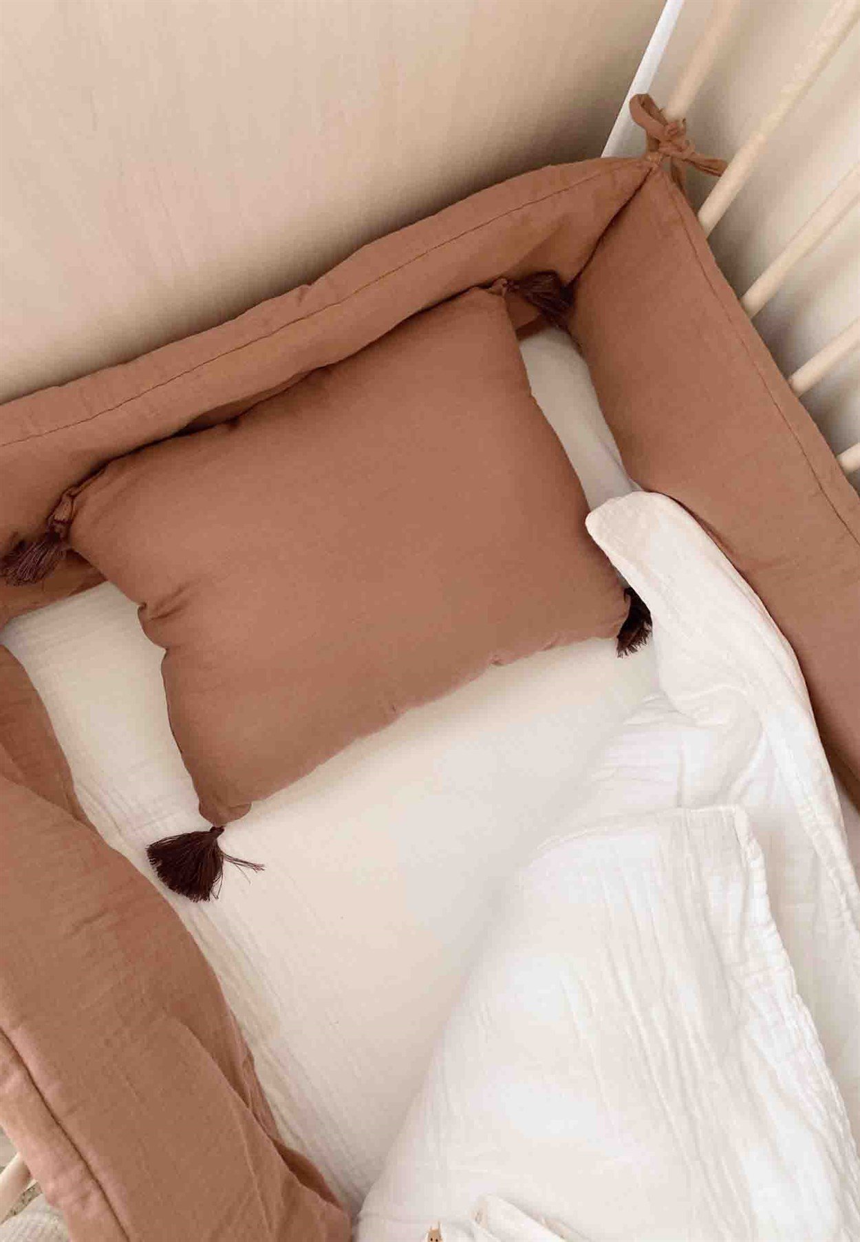100151 - 77Müslin Bebek Yatak Koruma Yastık Seti (Yıkanmıştır) 32X180 cm +/- 2 cm Kahve - CigitCigitMüslin Bebek Yatak Koruma Yastık Seti (Yıkanmıştır) 32X180 cm +/- 2 cm Kahve 