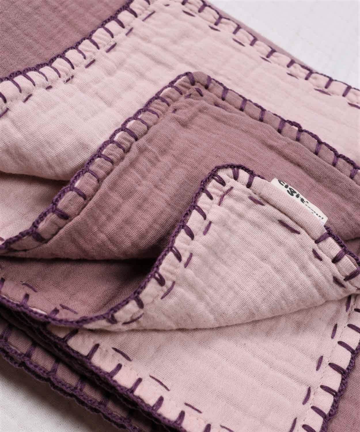 100181-664Müslin Çift Taraflı El İşili Bebek Battaniye (Yıkanmıştır) 100X100 cm Pudra-BakırCigitMüslin Çift Taraflı El İşili Bebek Battaniye (Yıkanmıştır) 100X100 cm Pudra-Bakır