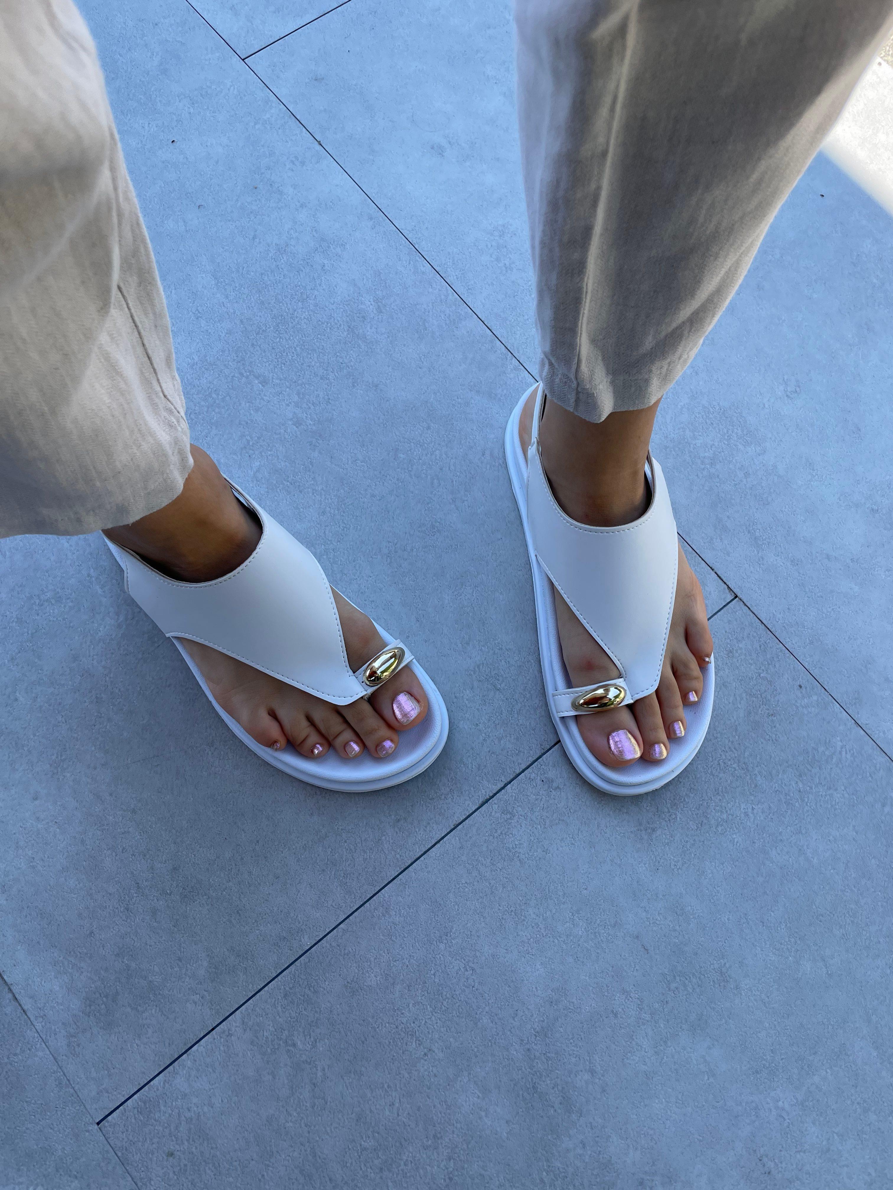 Dina Beyaz Renk Akseusar Detaylı Düz Taban Sandalet