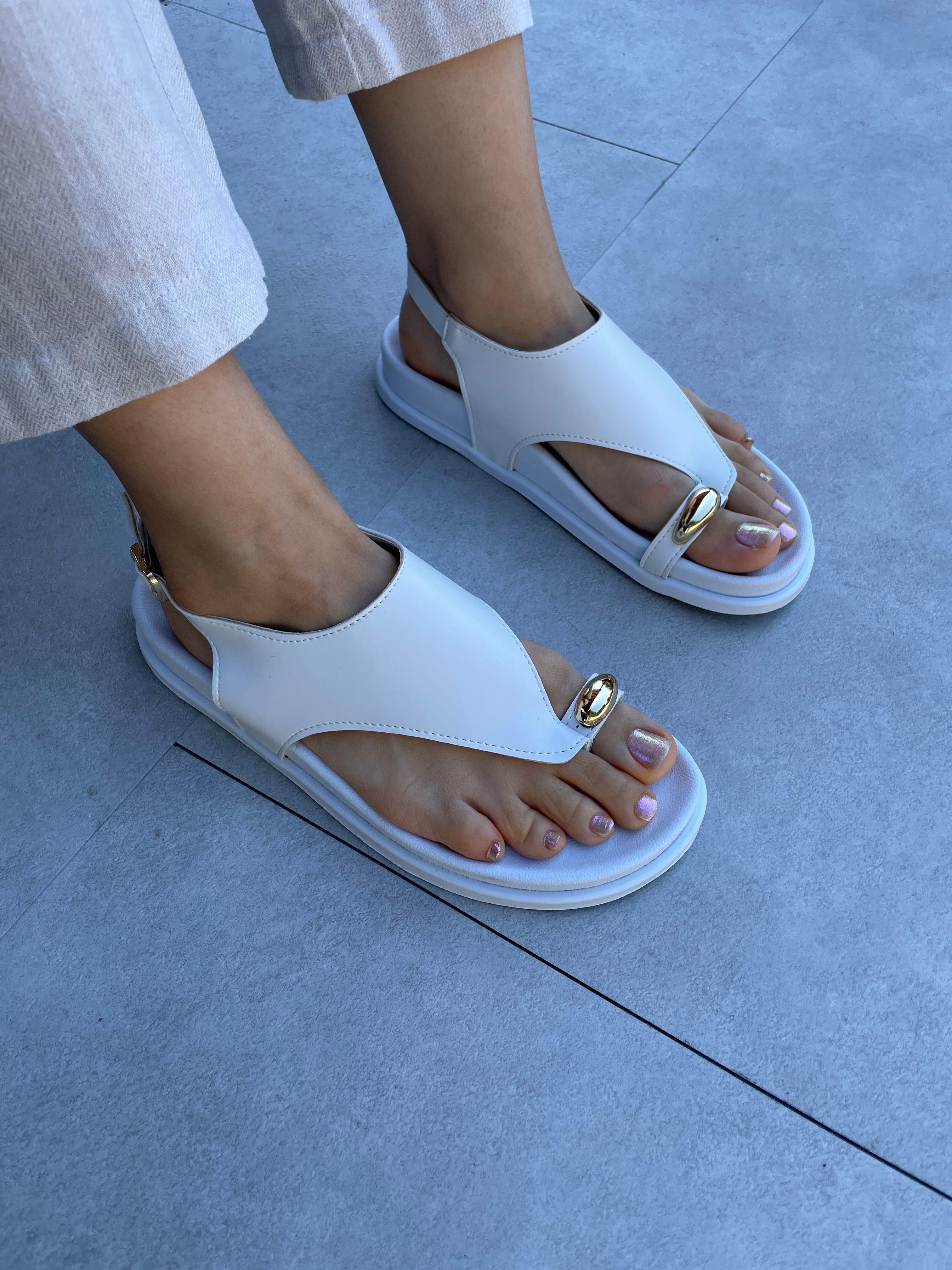 Dina Beyaz Renk Akseusar Detaylı Düz Taban Sandalet