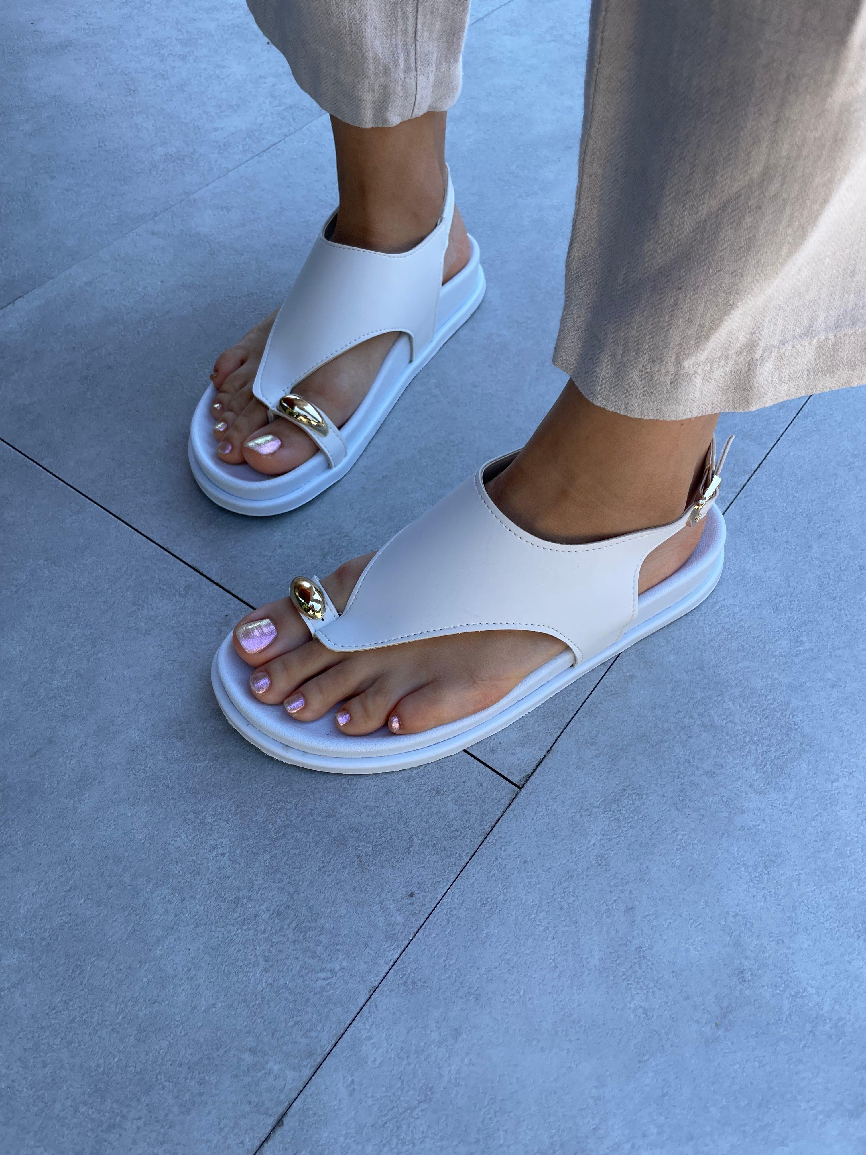 Dina Beyaz Renk Akseusar Detaylı Düz Taban Sandalet