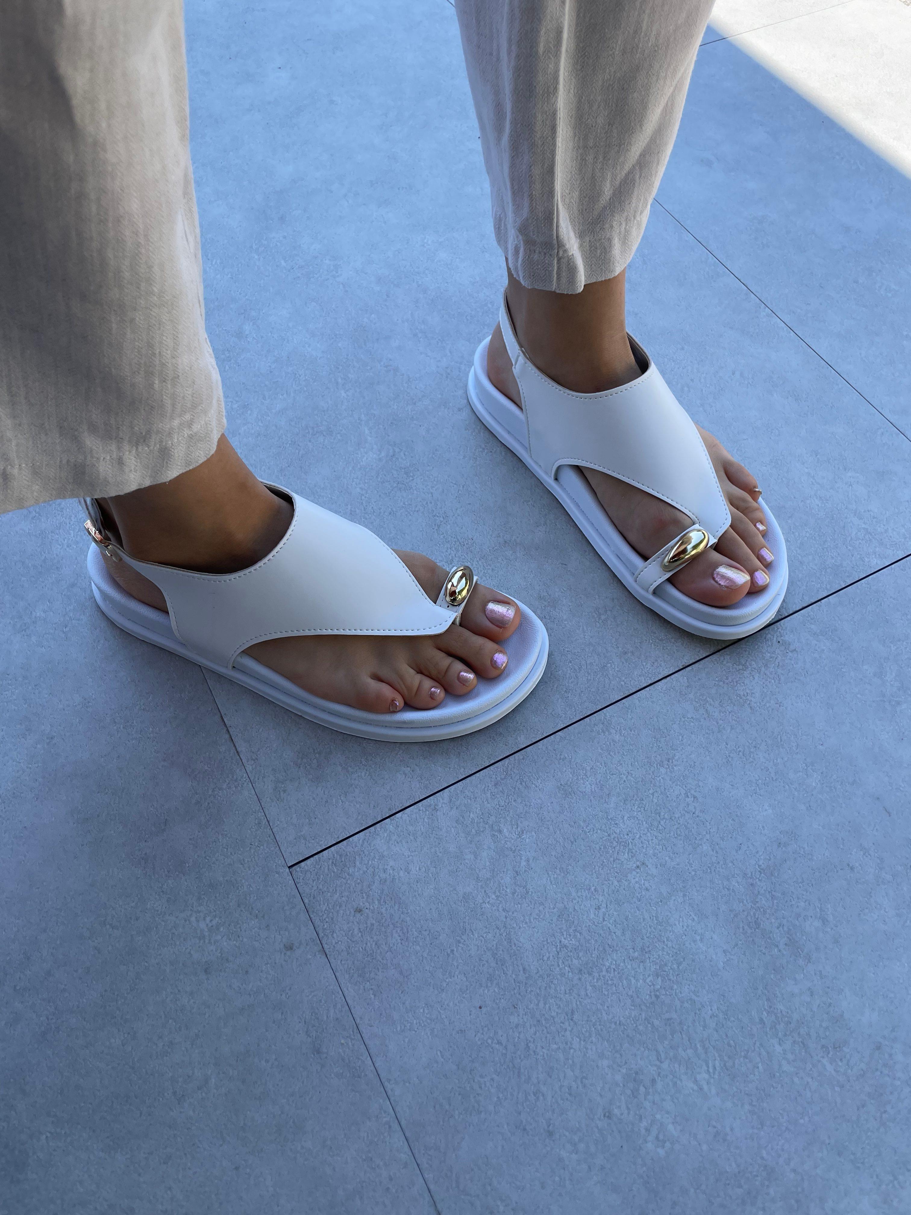 Dina Beyaz Renk Akseusar Detaylı Düz Taban Sandalet