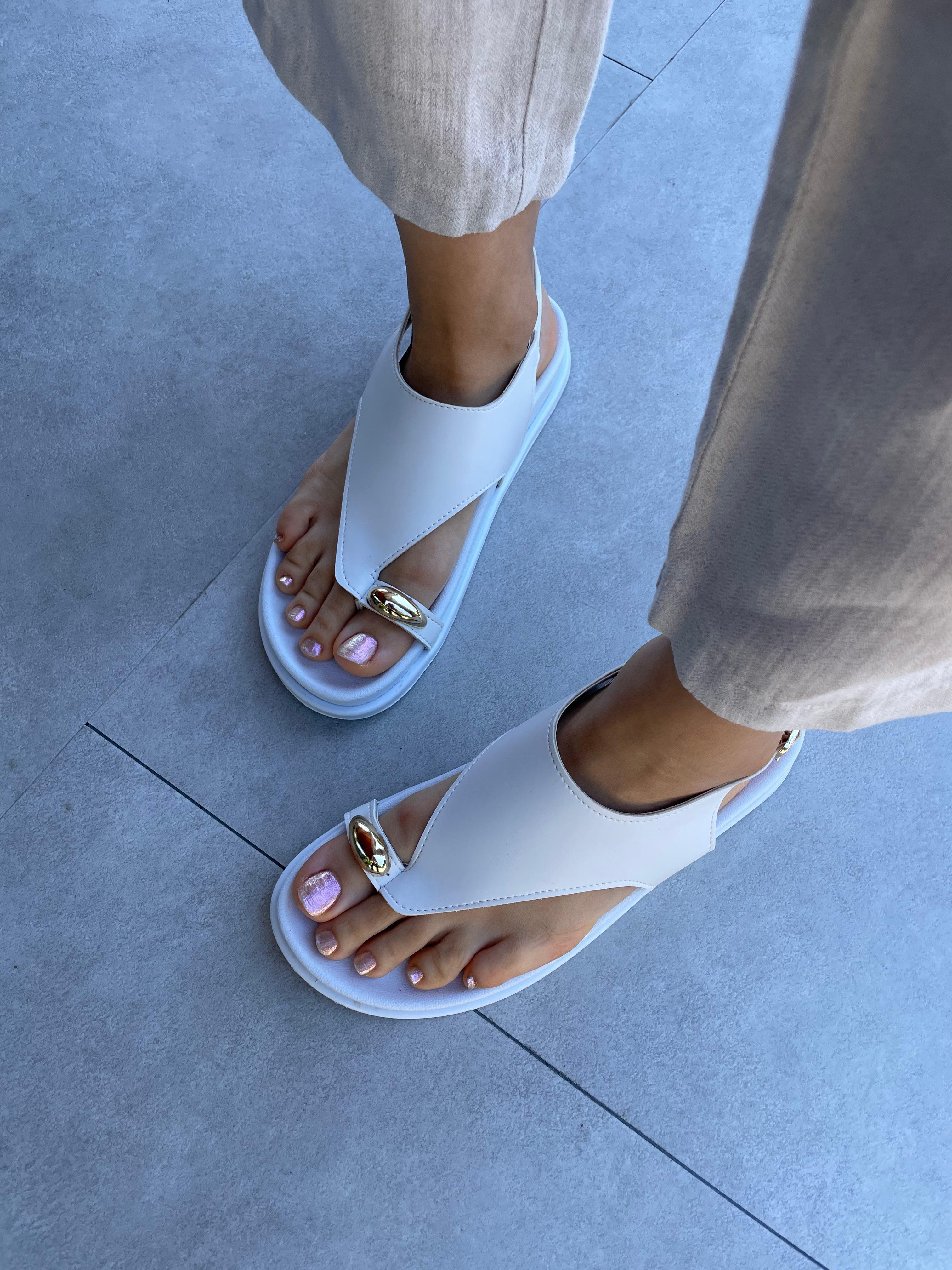 Dina Beyaz Renk Akseusar Detaylı Düz Taban Sandalet