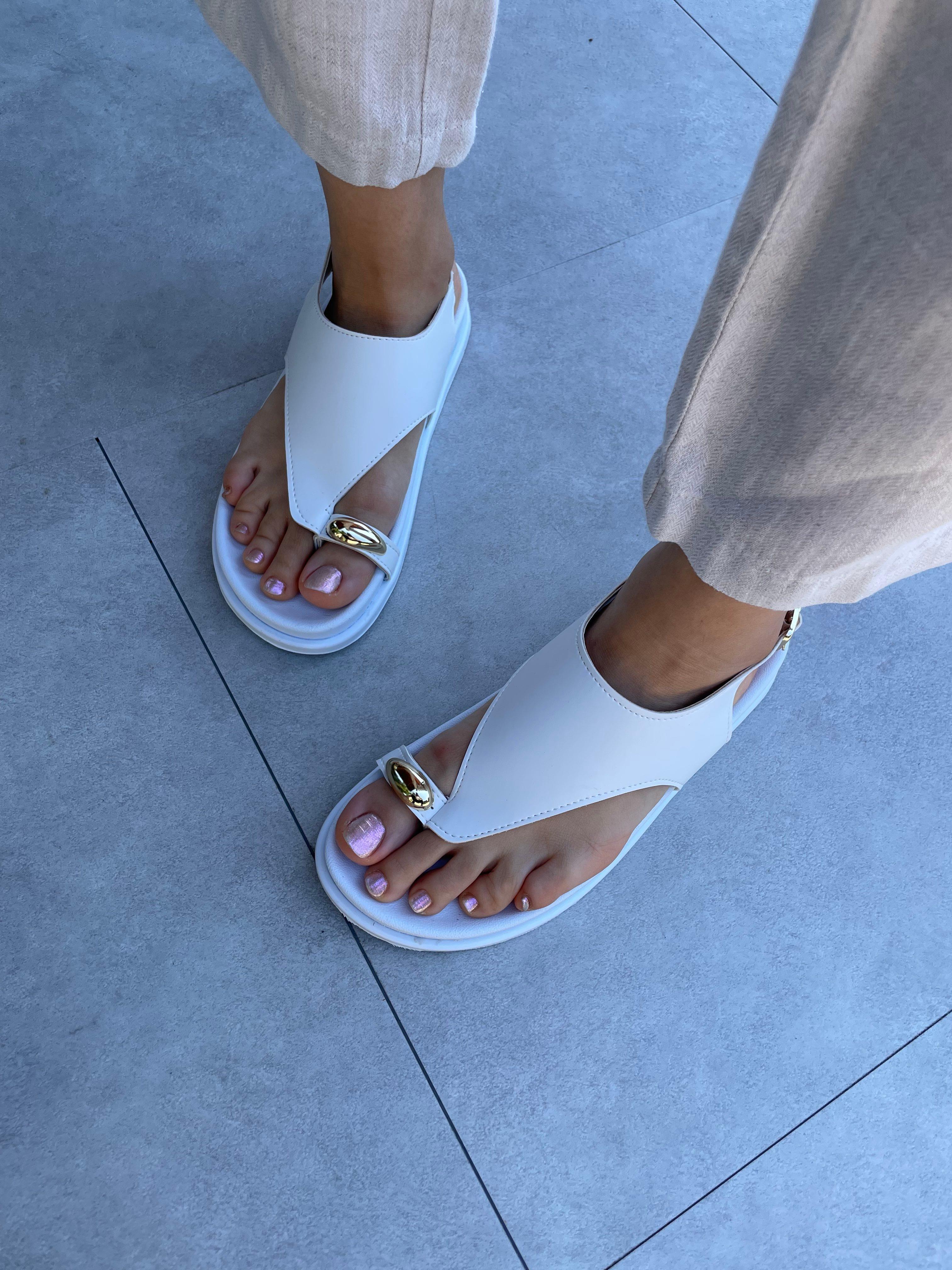 Dina Beyaz Renk Akseusar Detaylı Düz Taban Sandalet