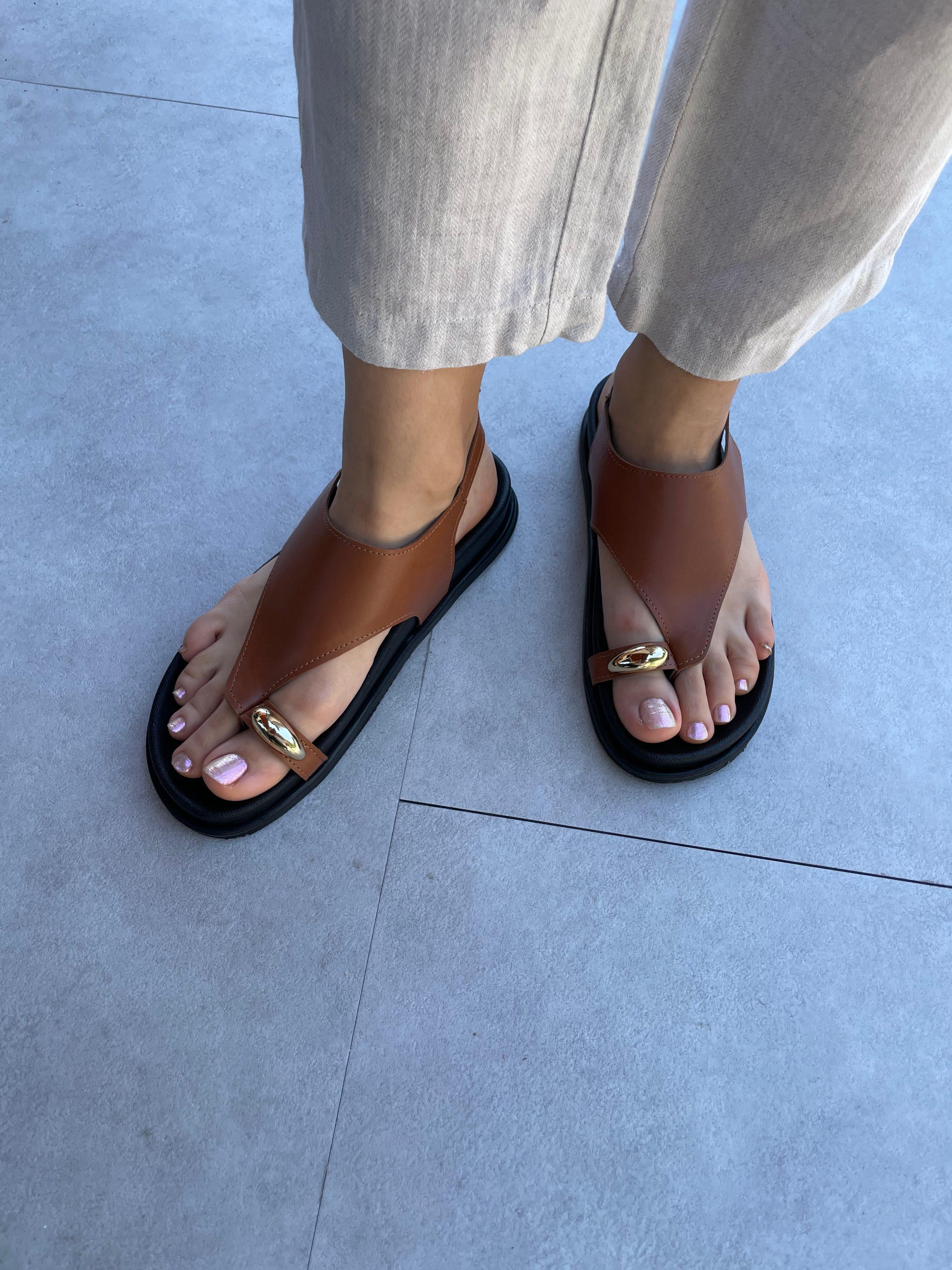 Dina Taba Renk Akseusar Detaylı Düz Taban Sandalet