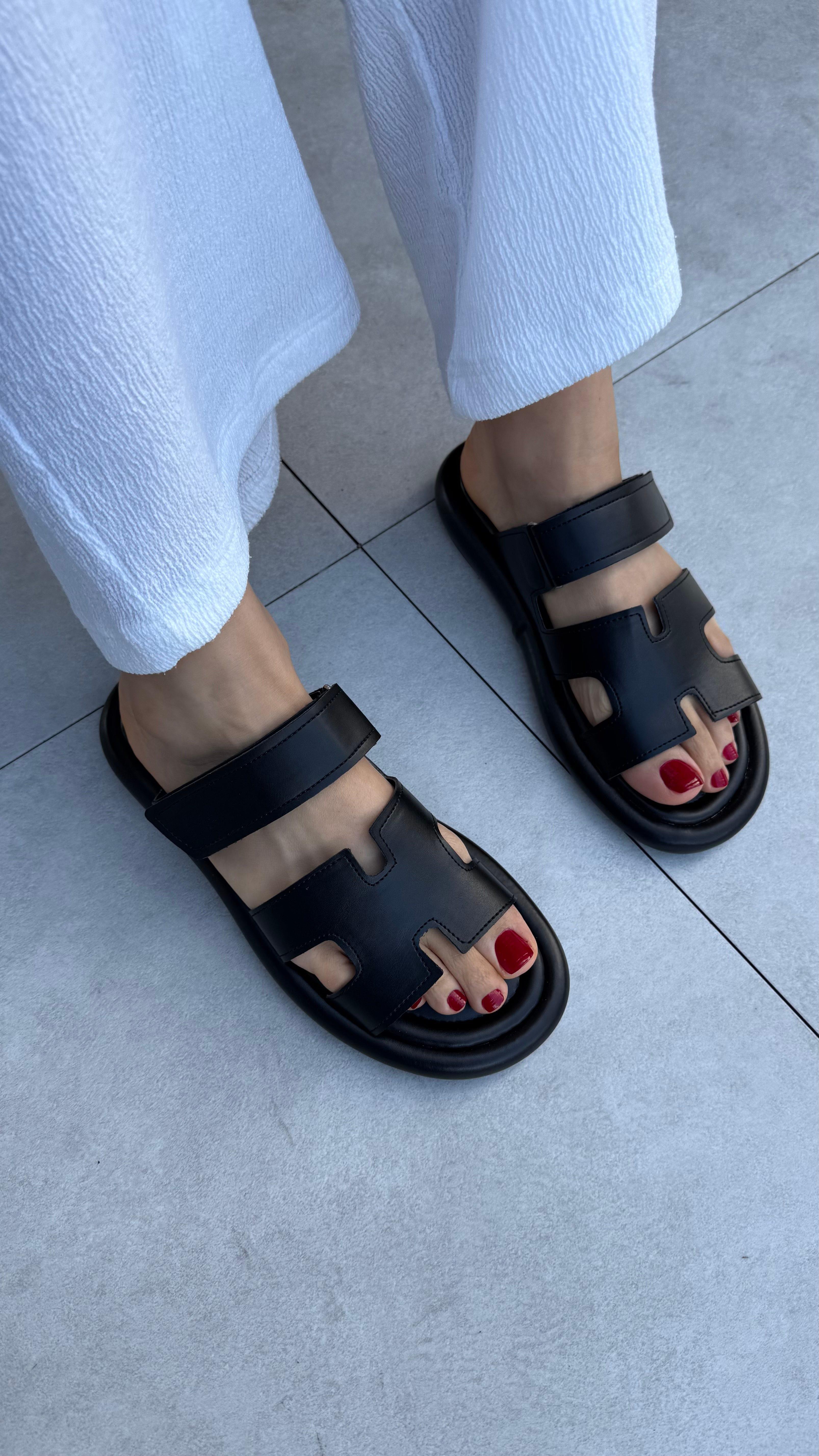 HESSA SİYAH CİLT CIRTLI SANDALET