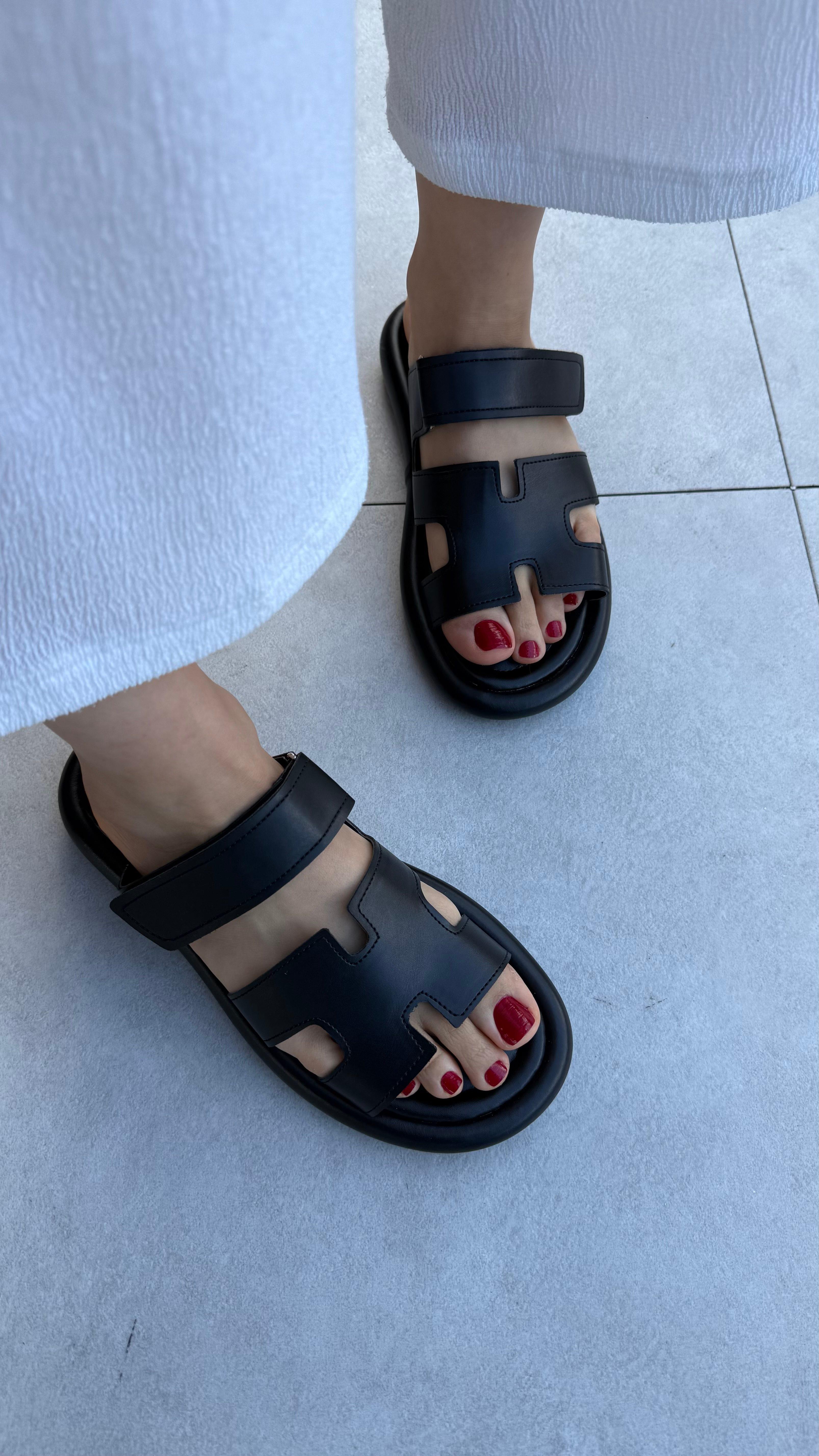 HESSA SİYAH CİLT CIRTLI SANDALET