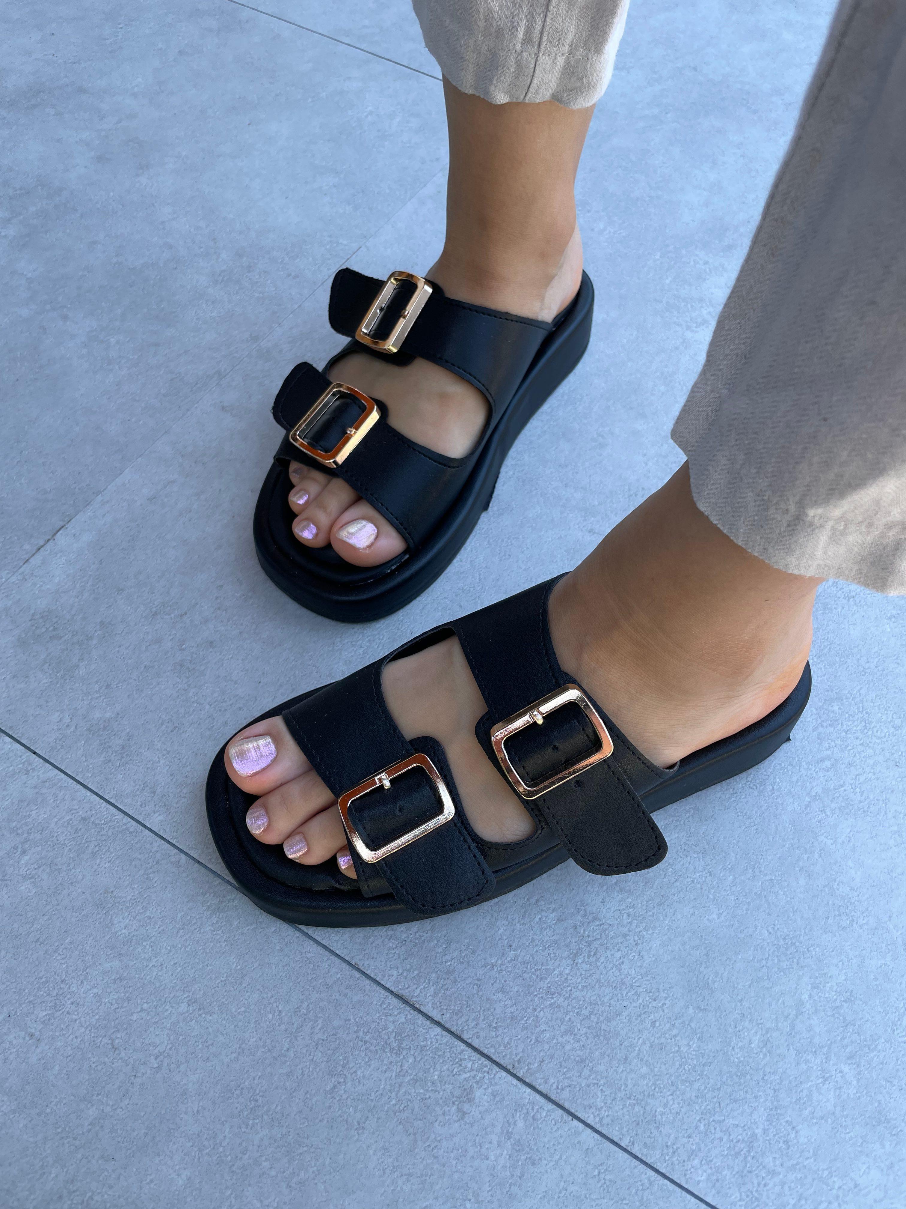 Lora Siyah Renk Toka Detaylı Pufidik Taban Terlik