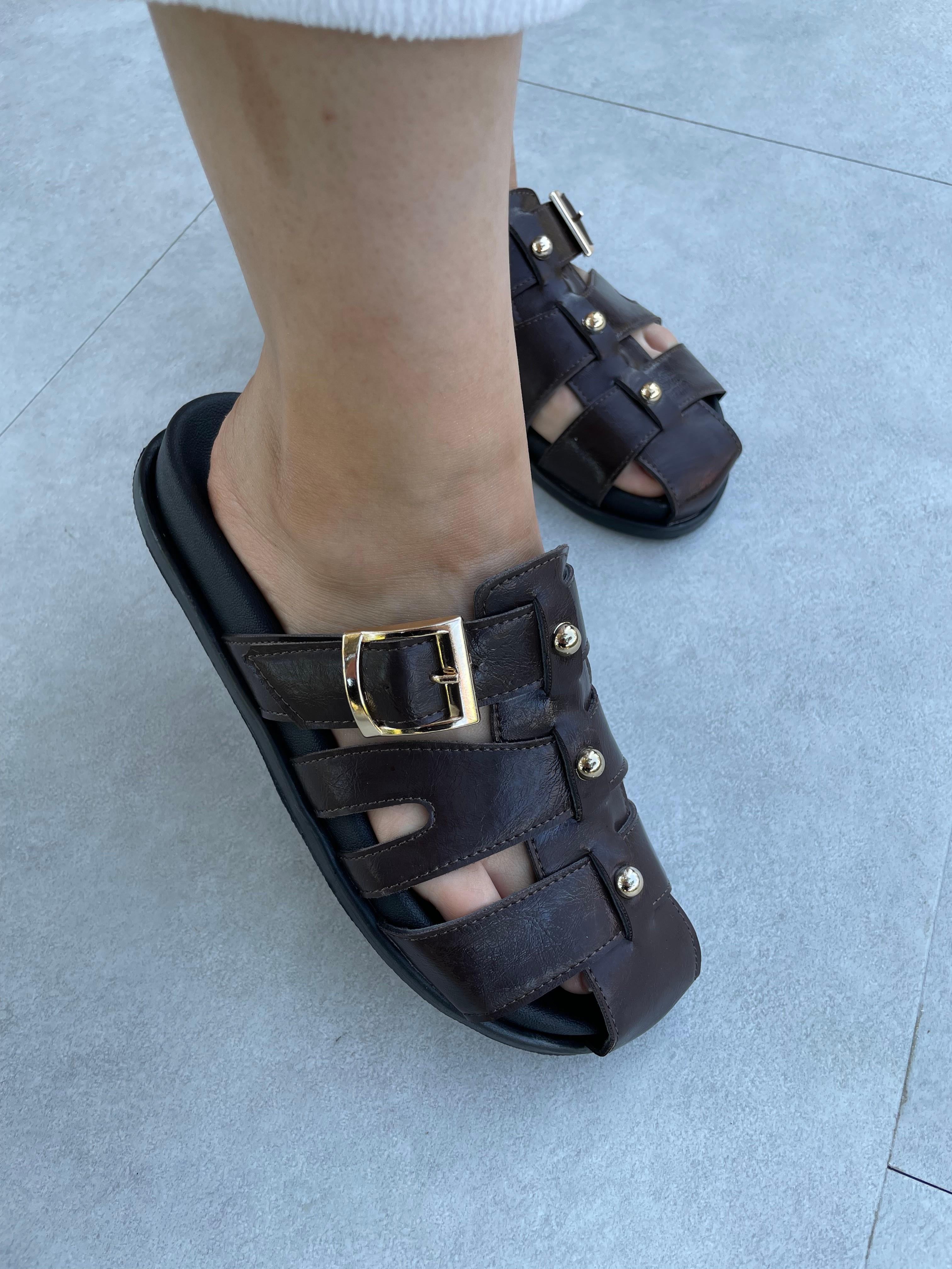 Pia Acı Kahve Rugan Boncuk Detaylı Terlik