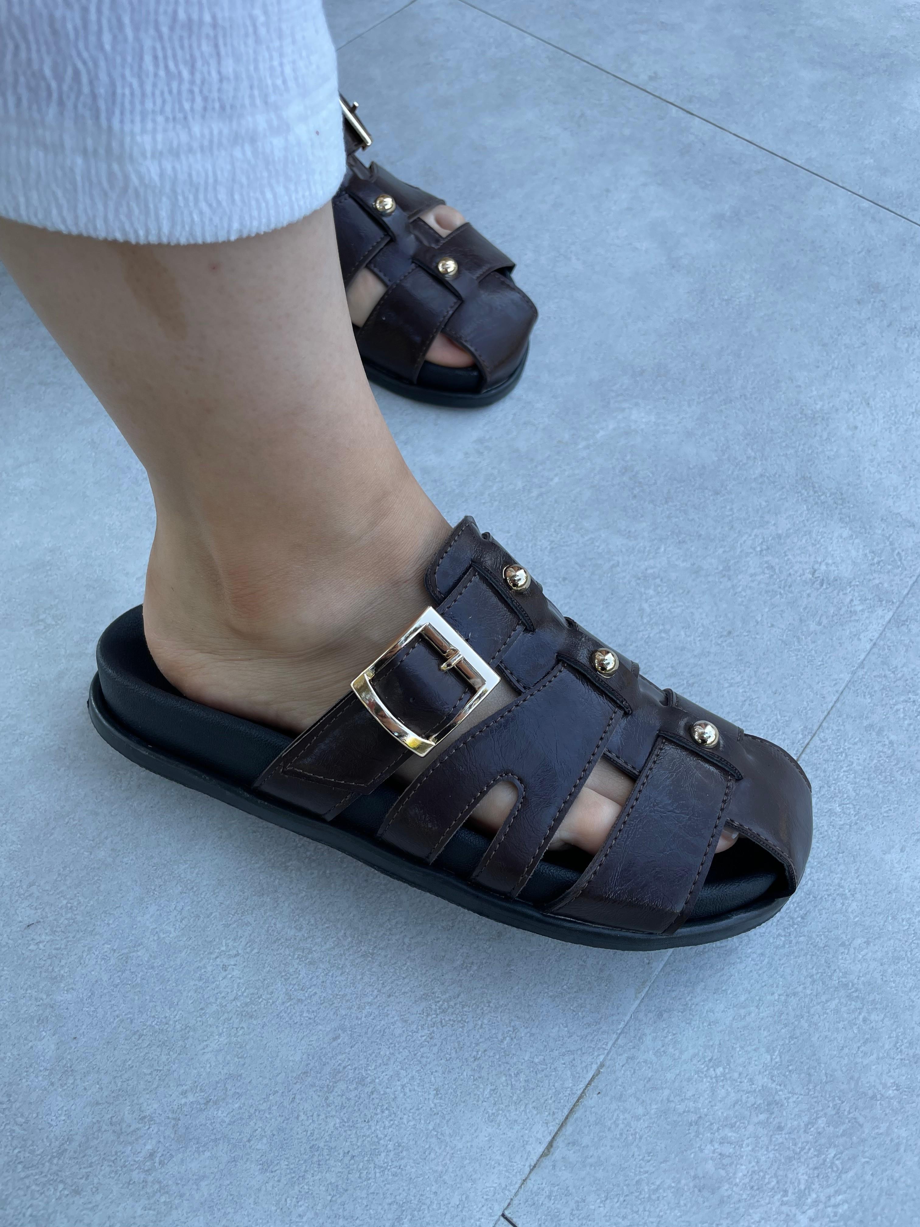 Pia Acı Kahve Rugan Boncuk Detaylı Terlik