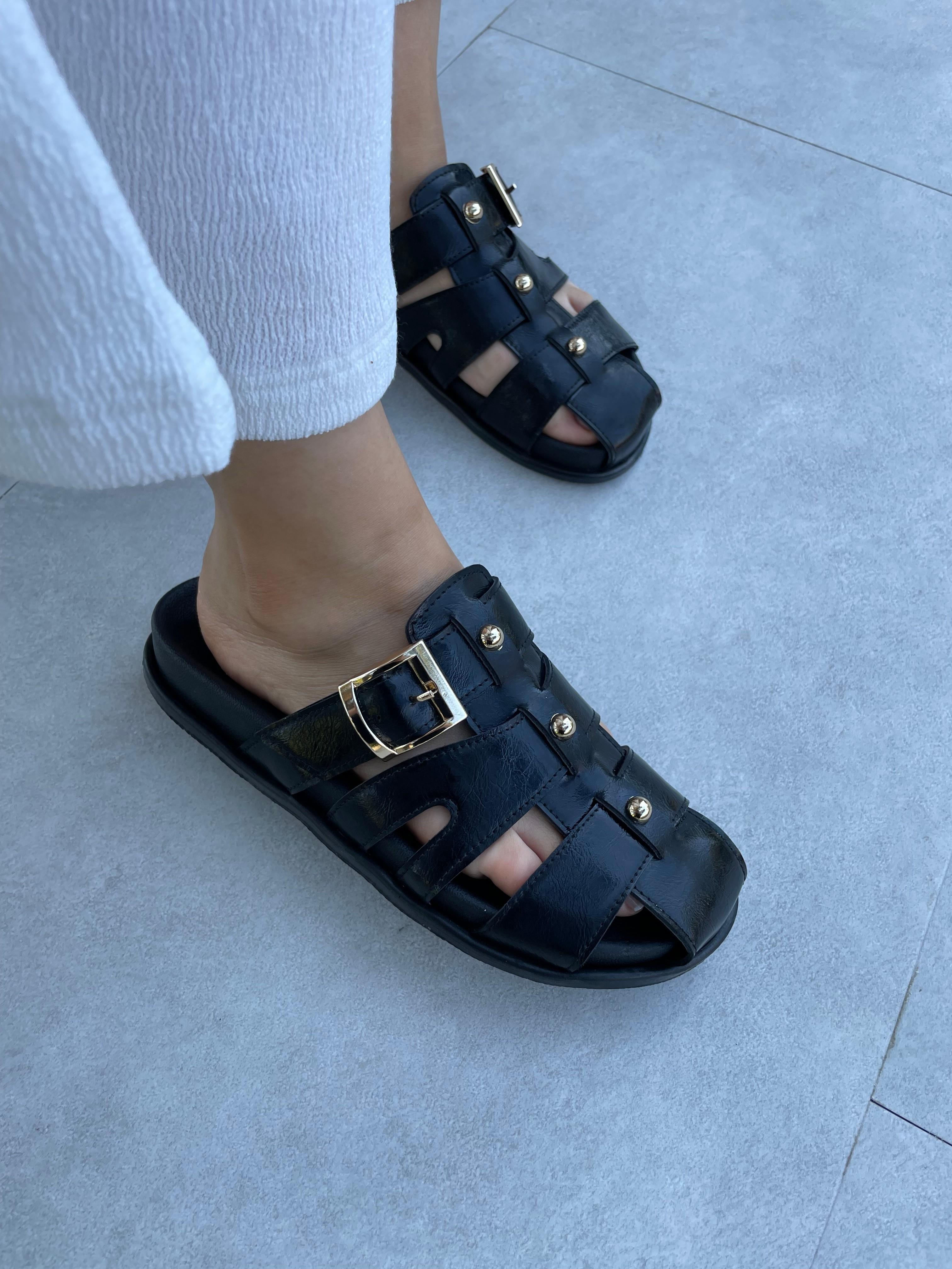 Pia Siyah Rugan Boncuk Detaylı Terlik