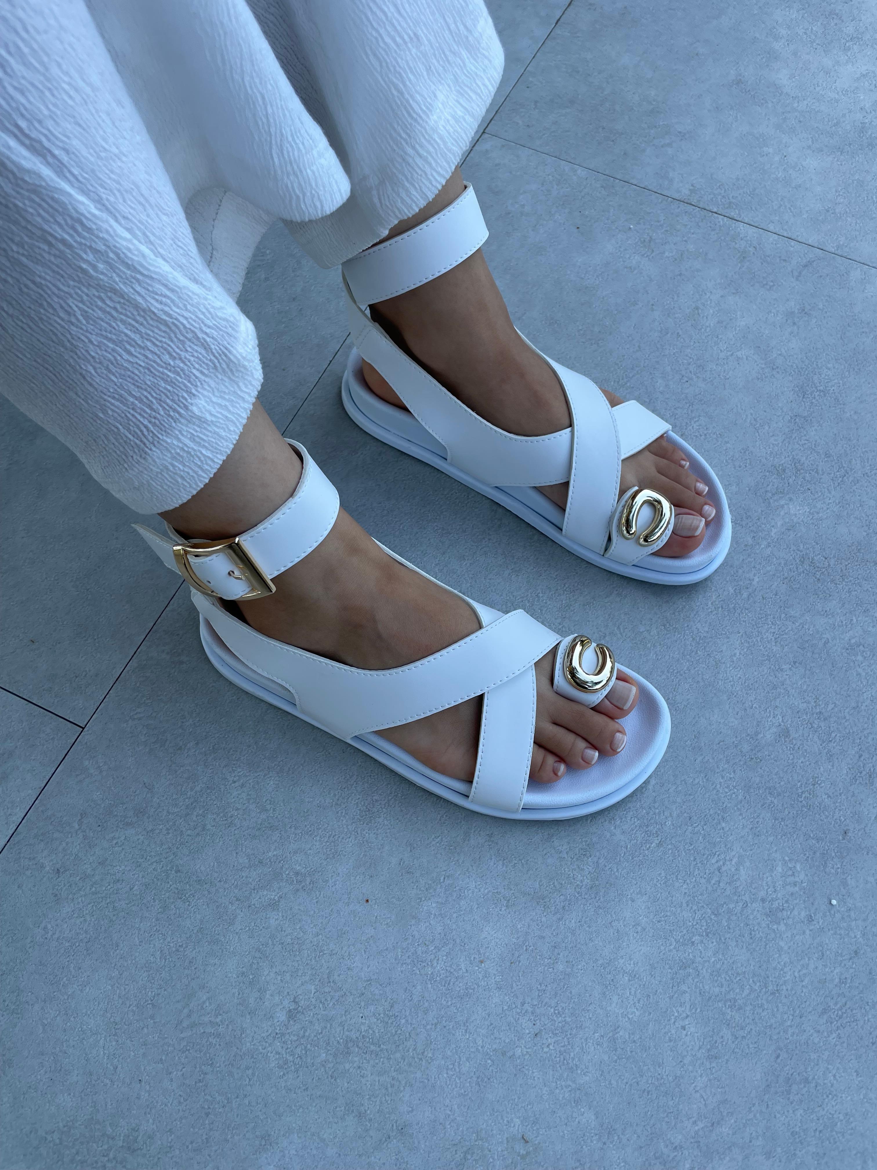 Pony Beyaz Renk Toka Detaylı Sandalet