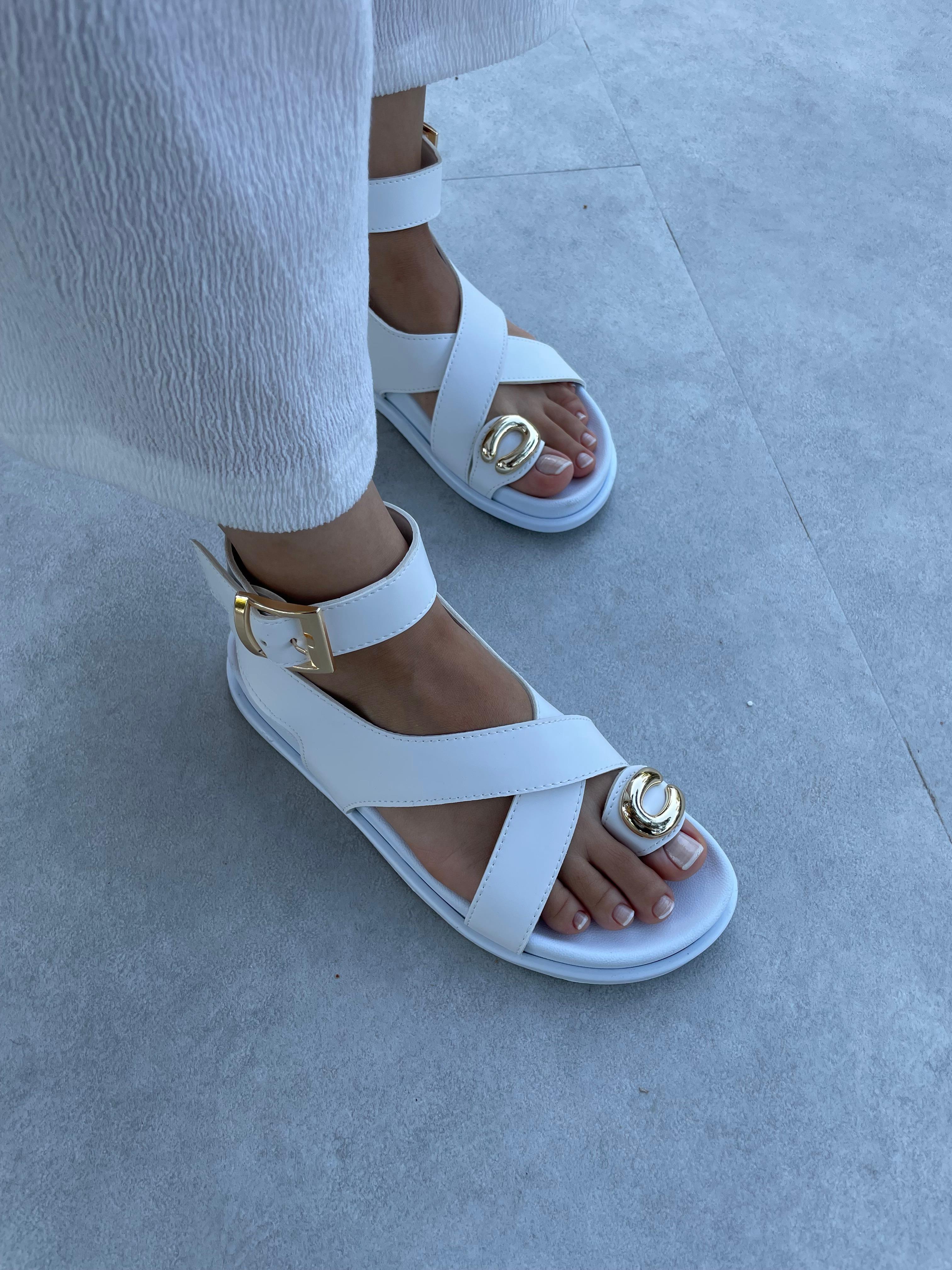 Pony Beyaz Renk Toka Detaylı Sandalet