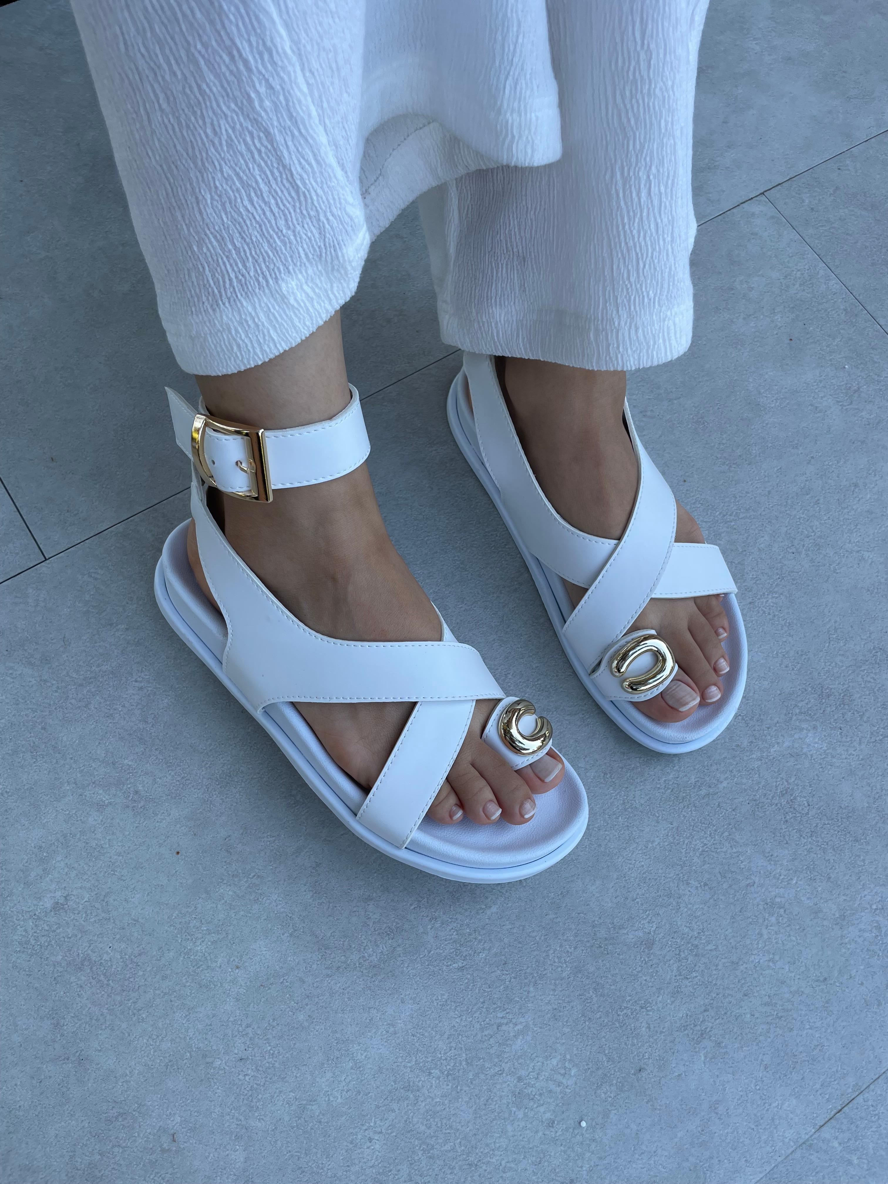 Pony Beyaz Renk Toka Detaylı Sandalet