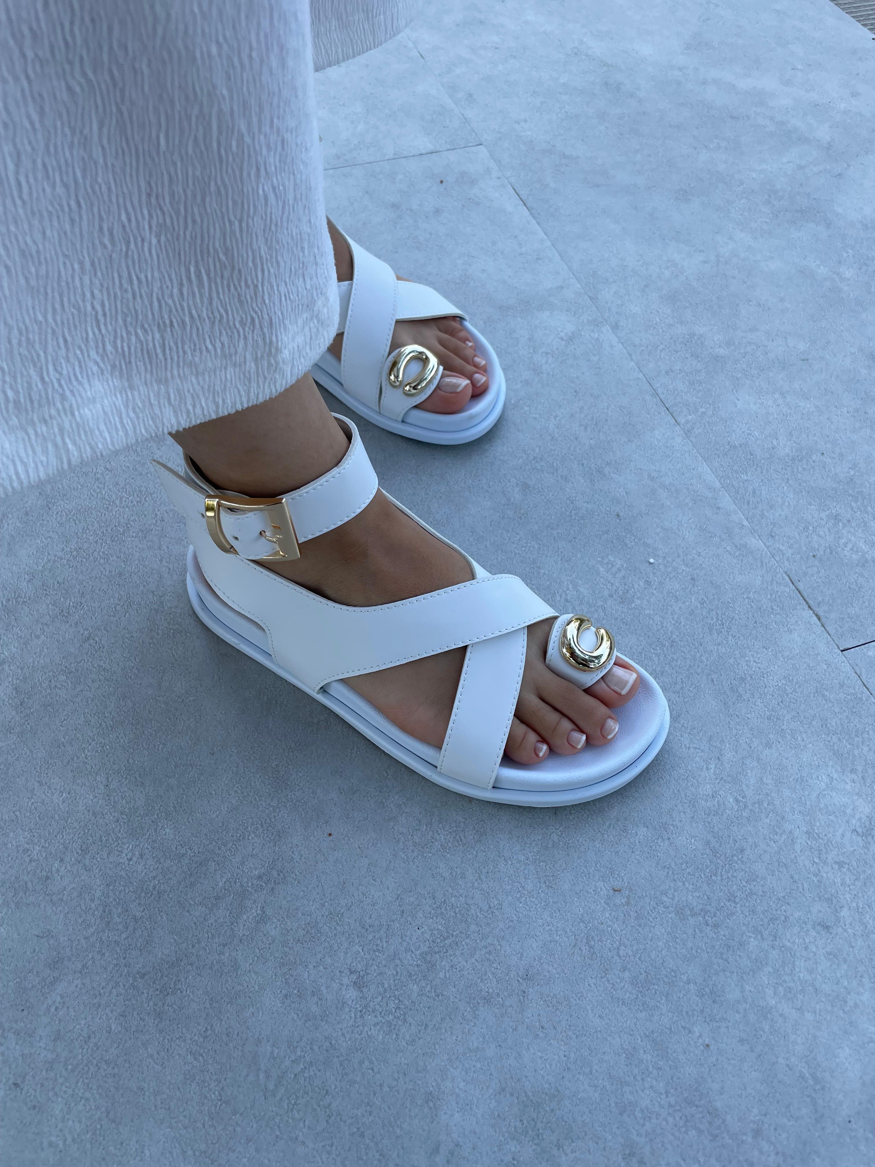 Pony Beyaz Renk Toka Detaylı Sandalet