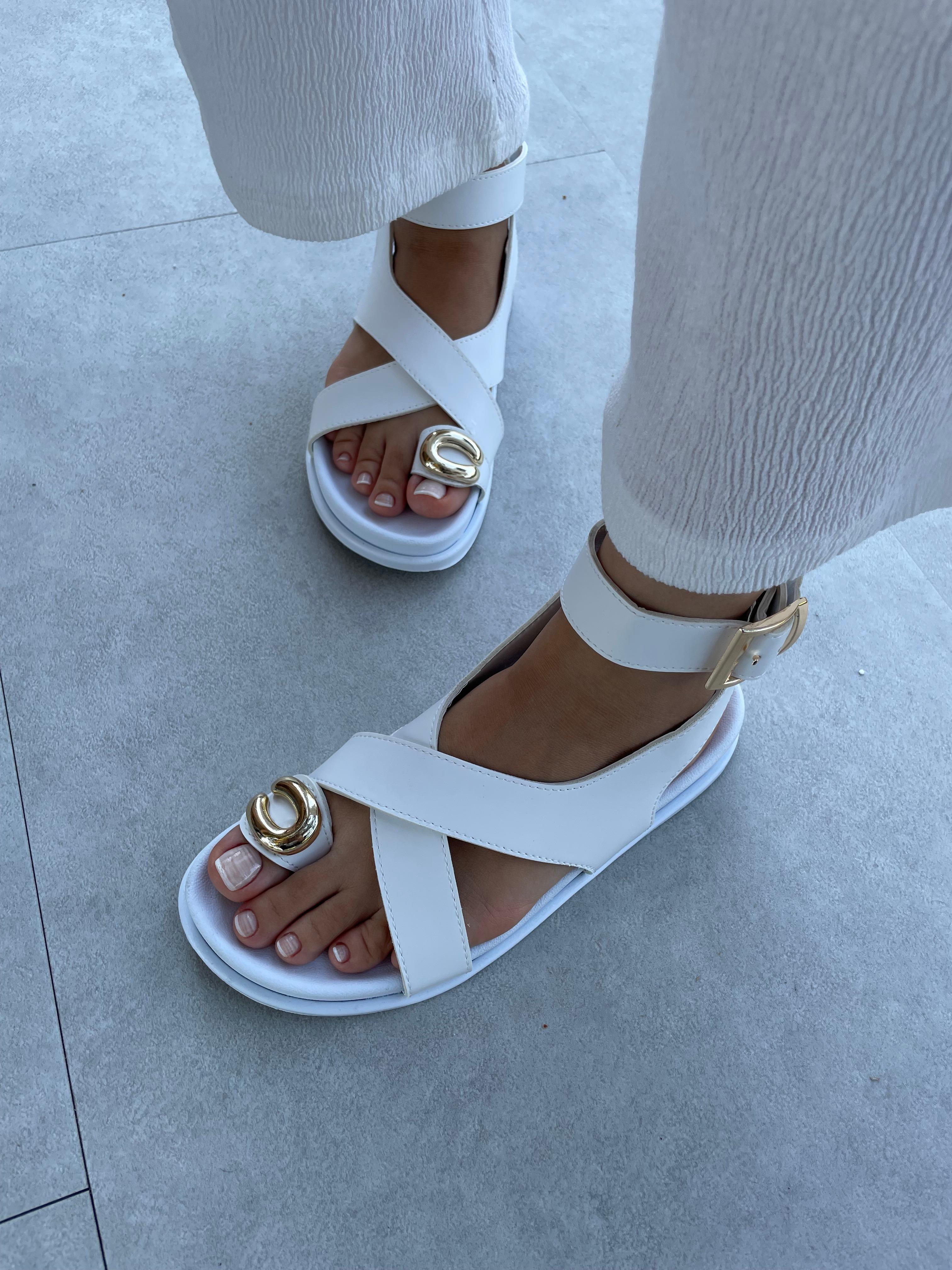 Pony Beyaz Renk Toka Detaylı Sandalet