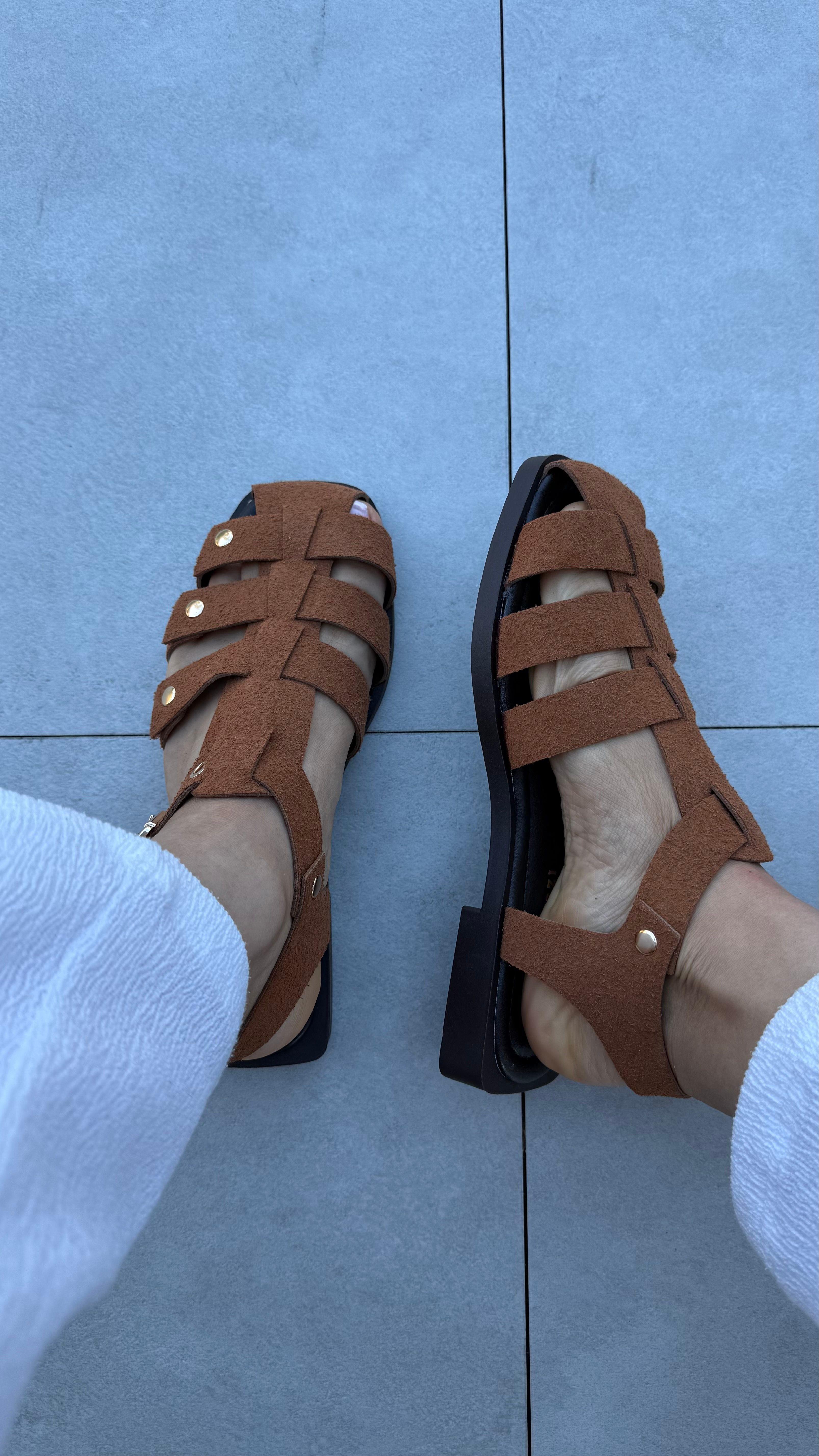 SERA TABA SÜET TROP DETAYLI DÜZ TABAN KADIN SANDALET
