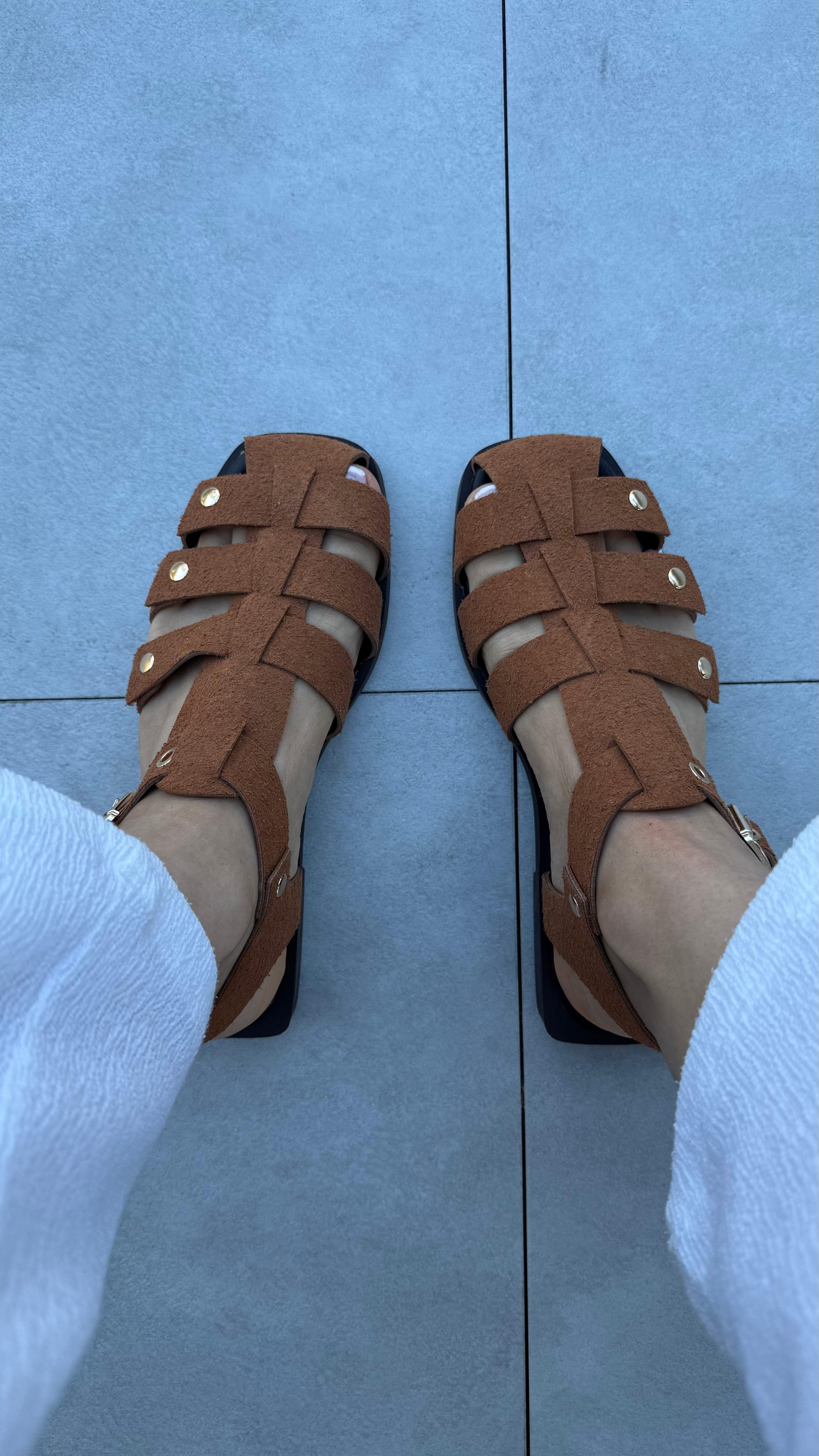 SERA TABA SÜET TROP DETAYLI DÜZ TABAN KADIN SANDALET