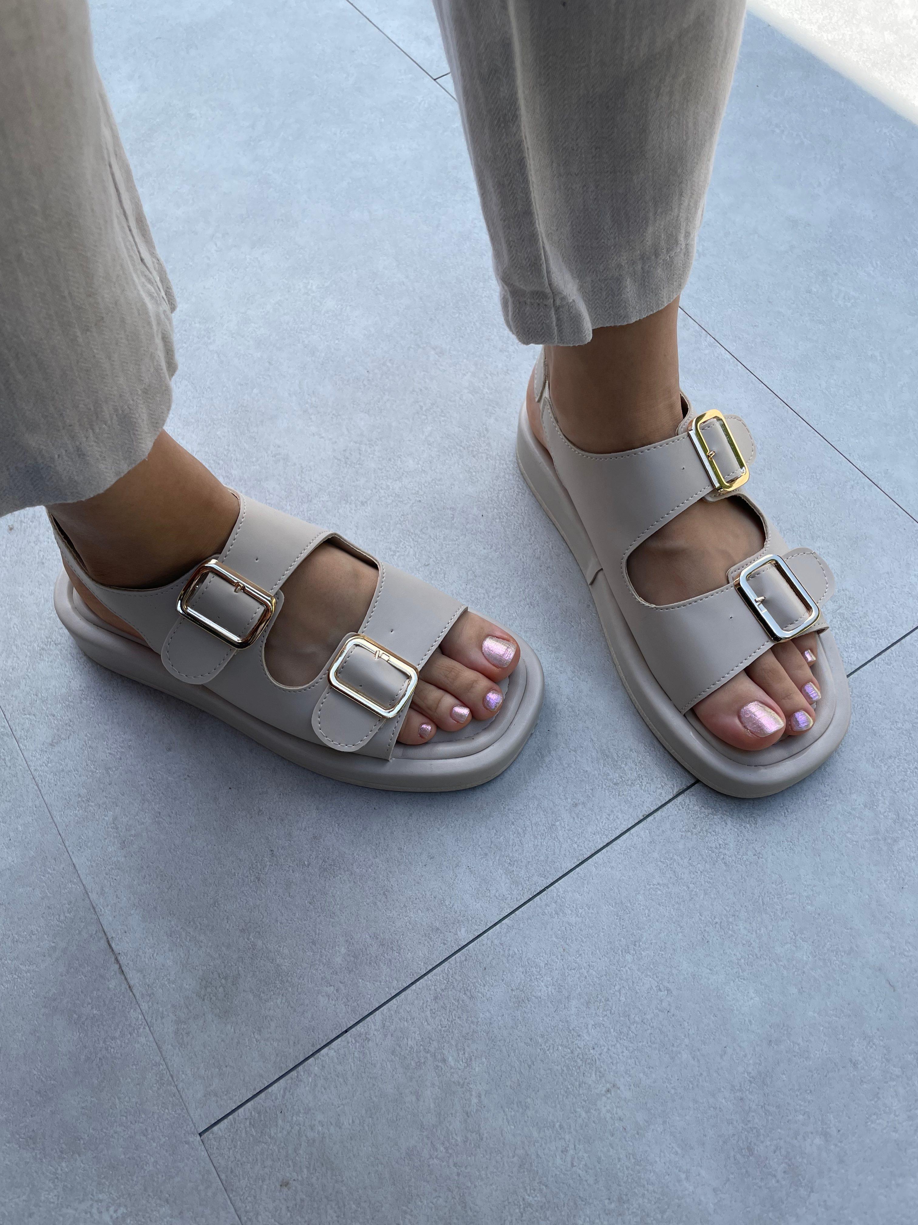 Zoe Bej Renk Aksesuarlı Lastik Detaylı Sandalet