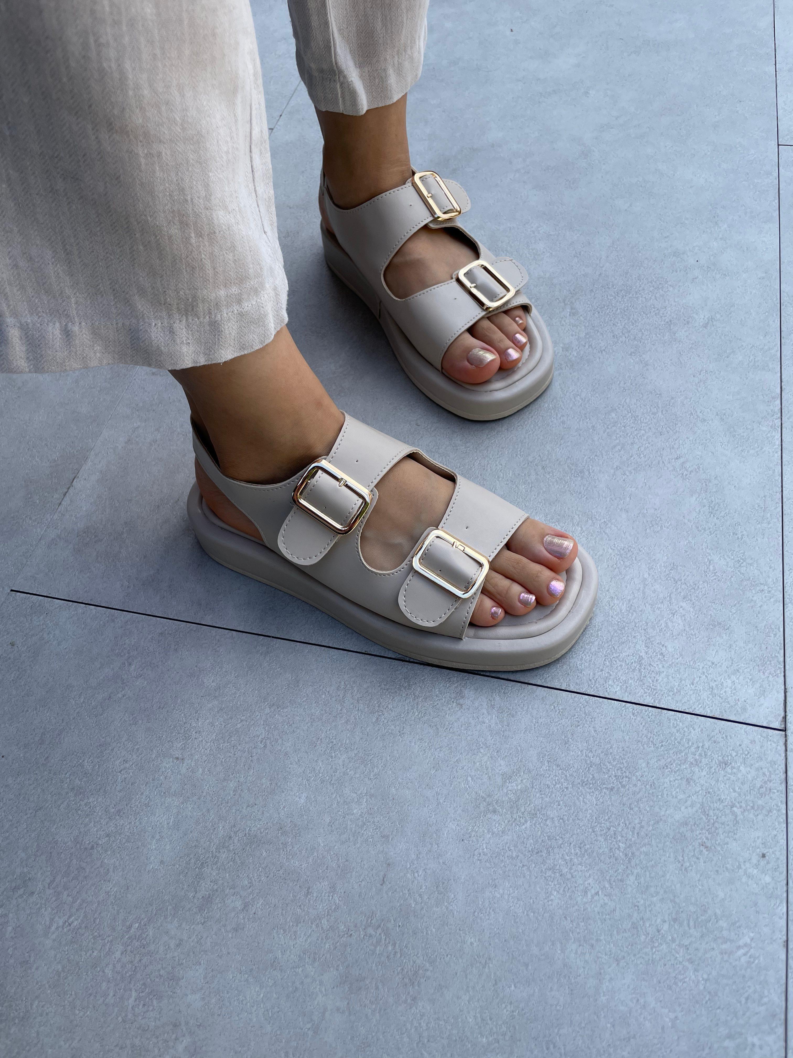 Zoe Bej Renk Aksesuarlı Lastik Detaylı Sandalet