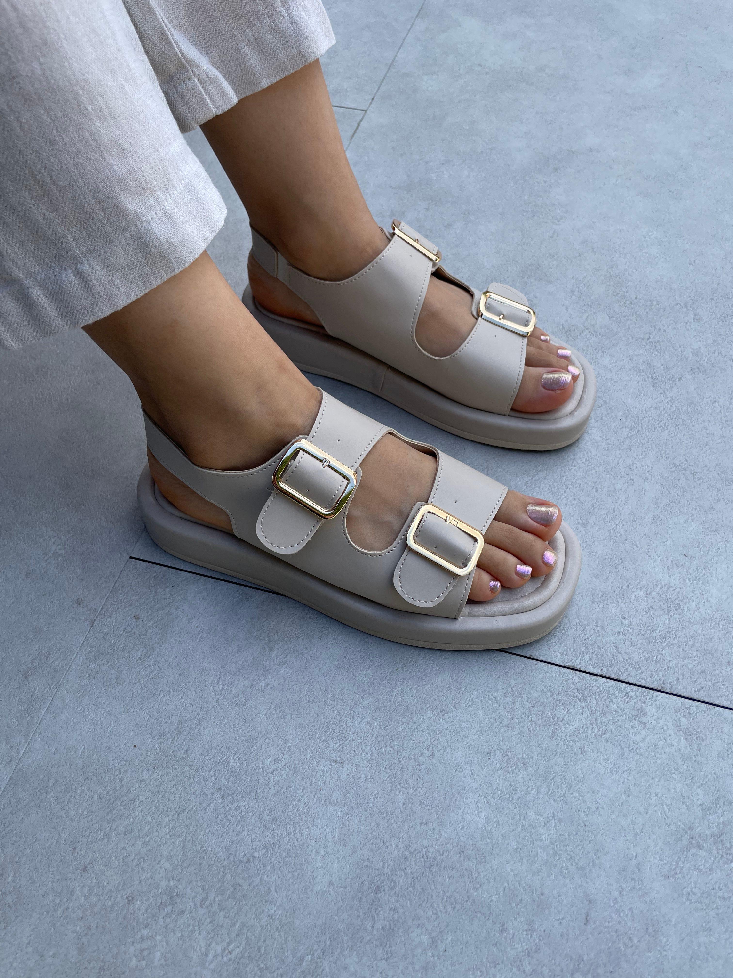 Zoe Bej Renk Aksesuarlı Lastik Detaylı Sandalet