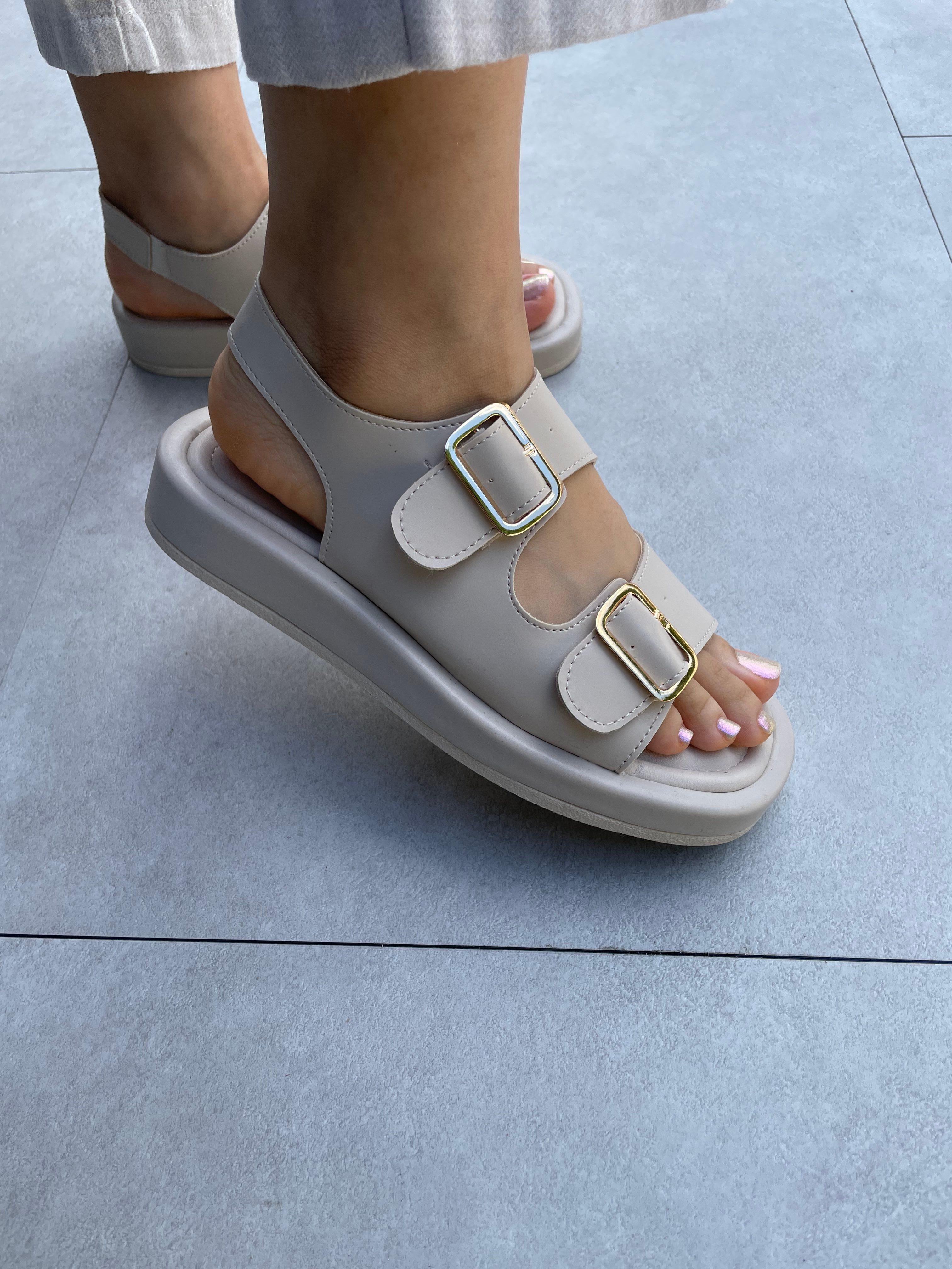 Zoe Bej Renk Aksesuarlı Lastik Detaylı Sandalet